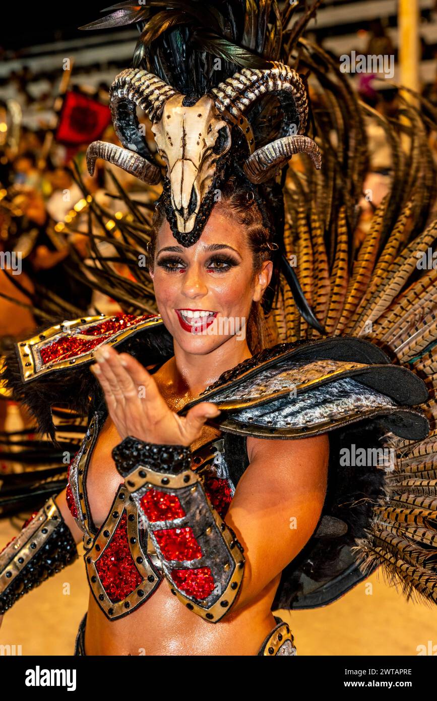 Eine wunderschöne junge argentinische Frau tanzt im Corsodromo während des jährlichen Karnevals del Pais, Gualeguaychu, Provinz Entre Rios, Argentinien. Stockfoto