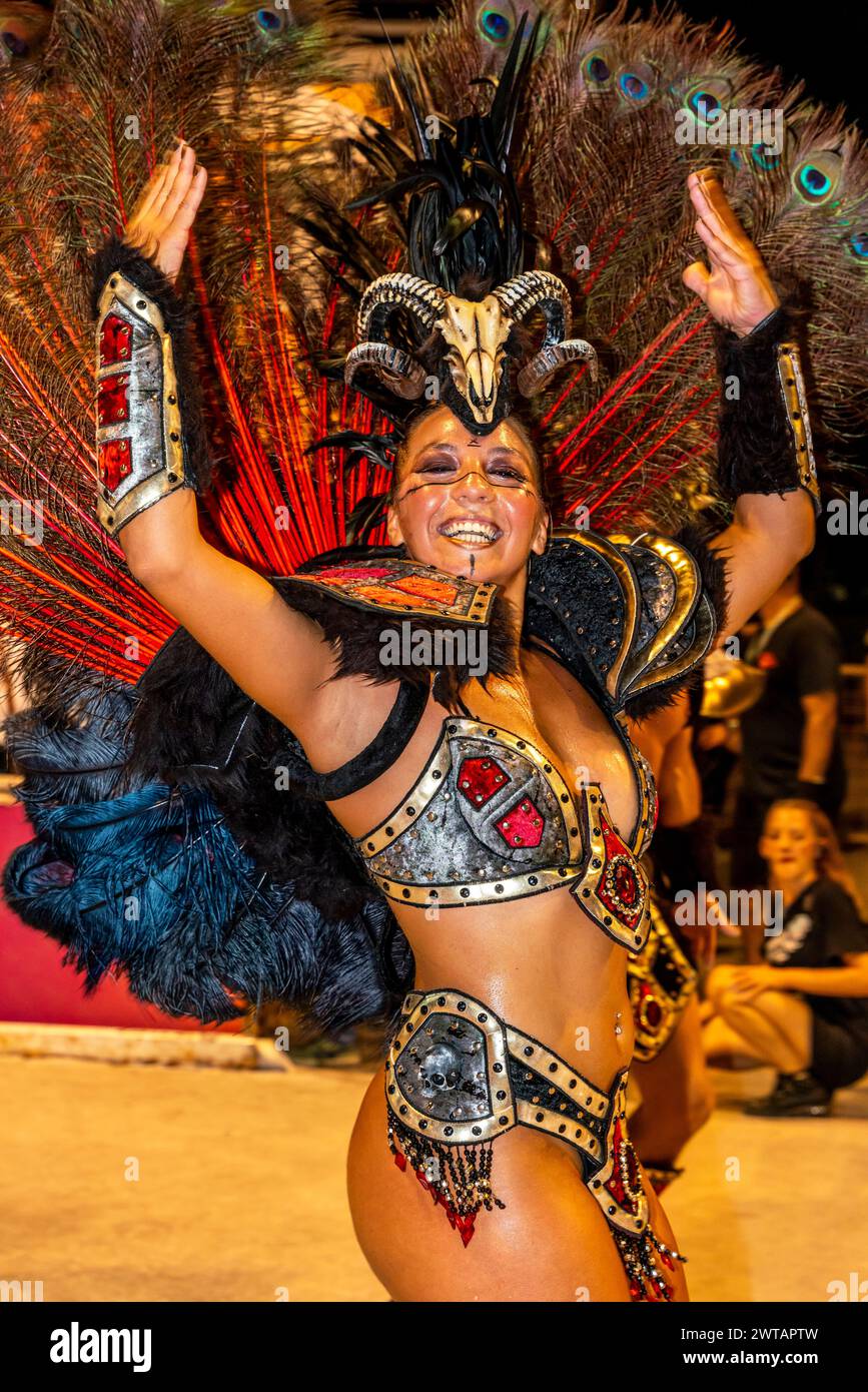 Eine wunderschöne junge argentinische Frau tanzt im Corsodromo während des jährlichen Karnevals del Pais, Gualeguaychu, Provinz Entre Rios, Argentinien. Stockfoto