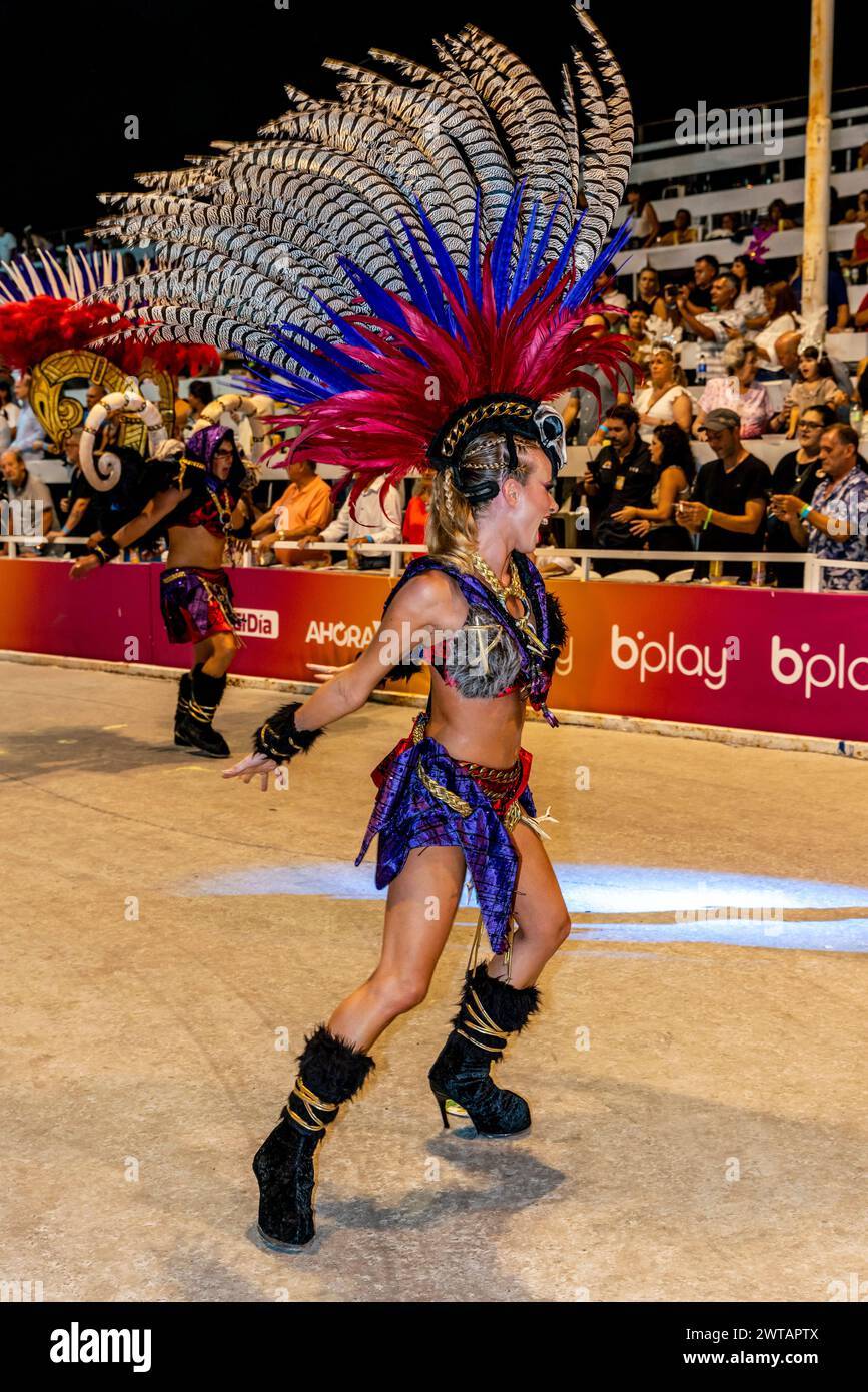 Eine wunderschöne junge argentinische Frau tanzt im Corsodromo während des jährlichen Karnevals del Pais, Gualeguaychu, Provinz Entre Rios, Argentinien. Stockfoto