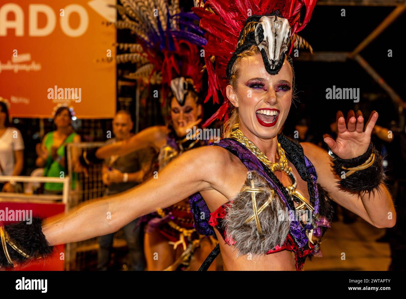 Eine wunderschöne junge argentinische Frau tanzt im Corsodromo während des jährlichen Karnevals del Pais, Gualeguaychu, Provinz Entre Rios, Argentinien. Stockfoto