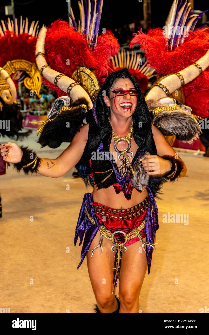 Eine wunderschöne junge argentinische Frau tanzt im Corsodromo während des jährlichen Karnevals del Pais, Gualeguaychu, Provinz Entre Rios, Argentinien. Stockfoto
