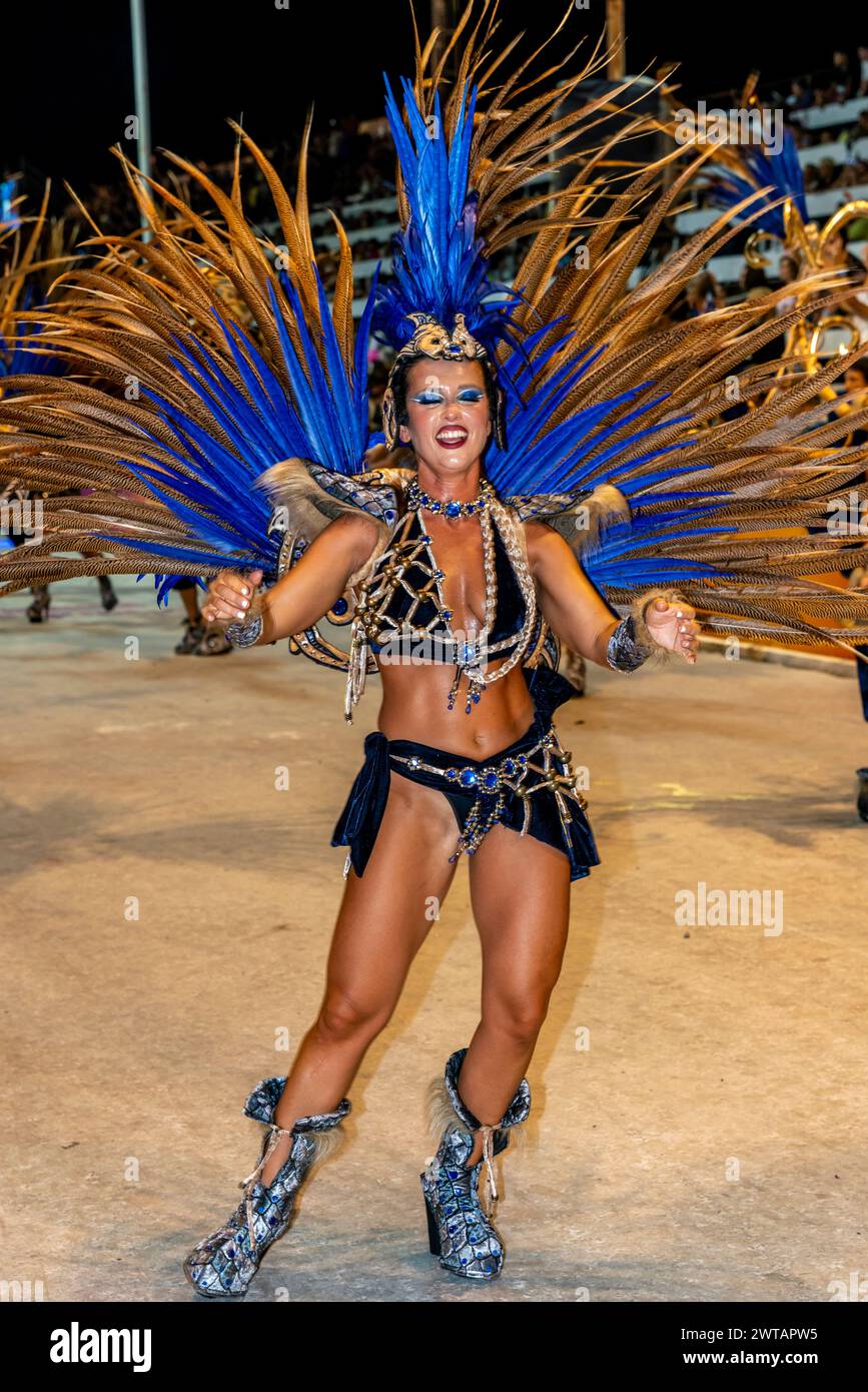 Eine wunderschöne junge argentinische Frau tanzt im Corsodromo während des jährlichen Karnevals del Pais, Gualeguaychu, Provinz Entre Rios, Argentinien. Stockfoto