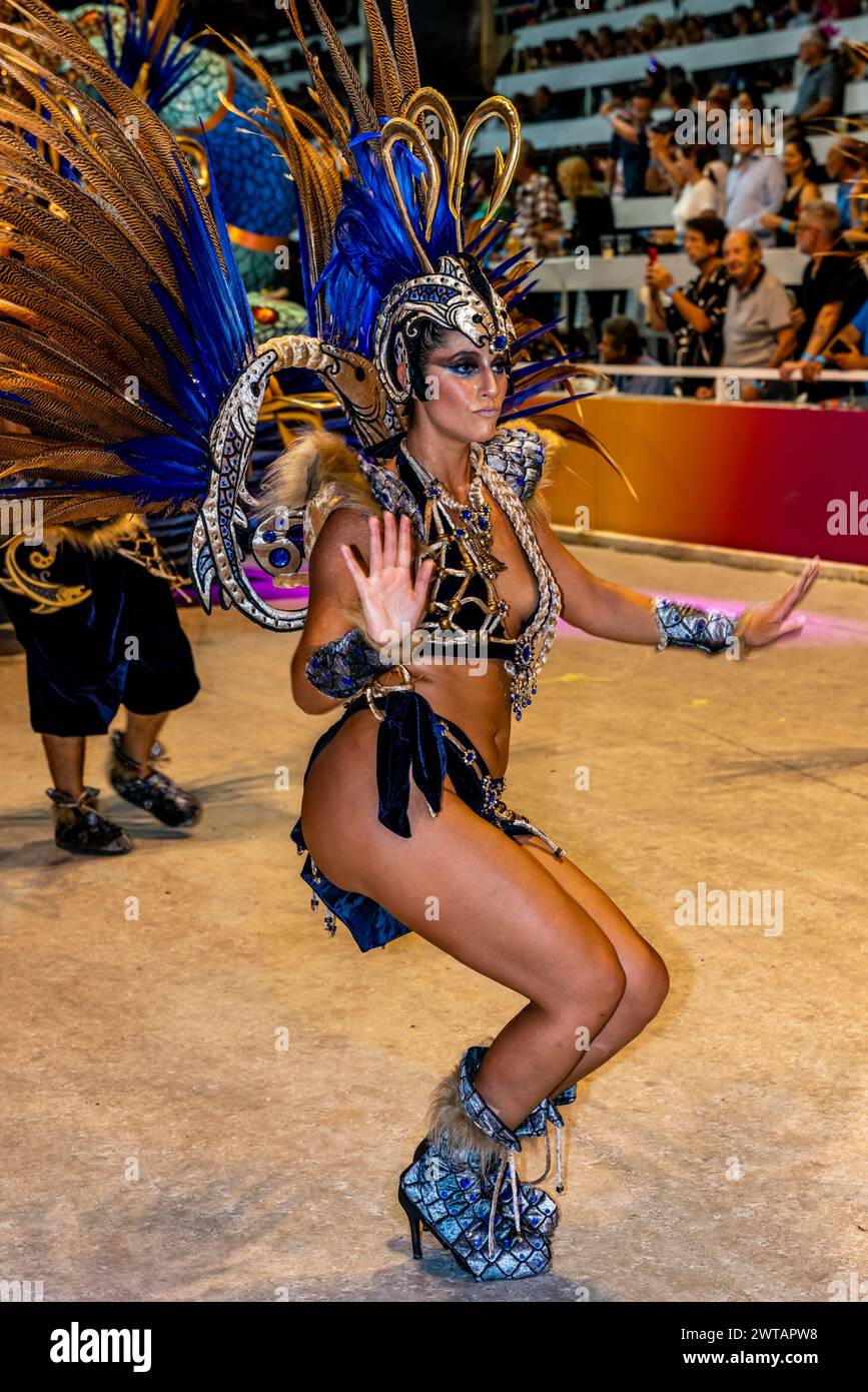 Eine wunderschöne junge argentinische Frau tanzt im Corsodromo während des jährlichen Karnevals del Pais, Gualeguaychu, Provinz Entre Rios, Argentinien. Stockfoto