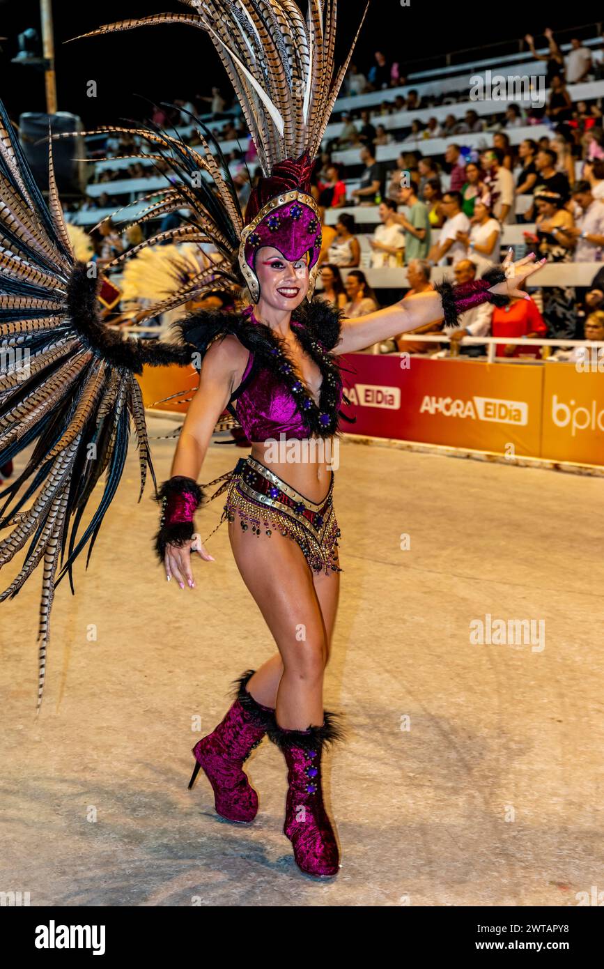 Eine wunderschöne junge argentinische Frau tanzt im Corsodromo während des jährlichen Karnevals del Pais, Gualeguaychu, Provinz Entre Rios, Argentinien. Stockfoto