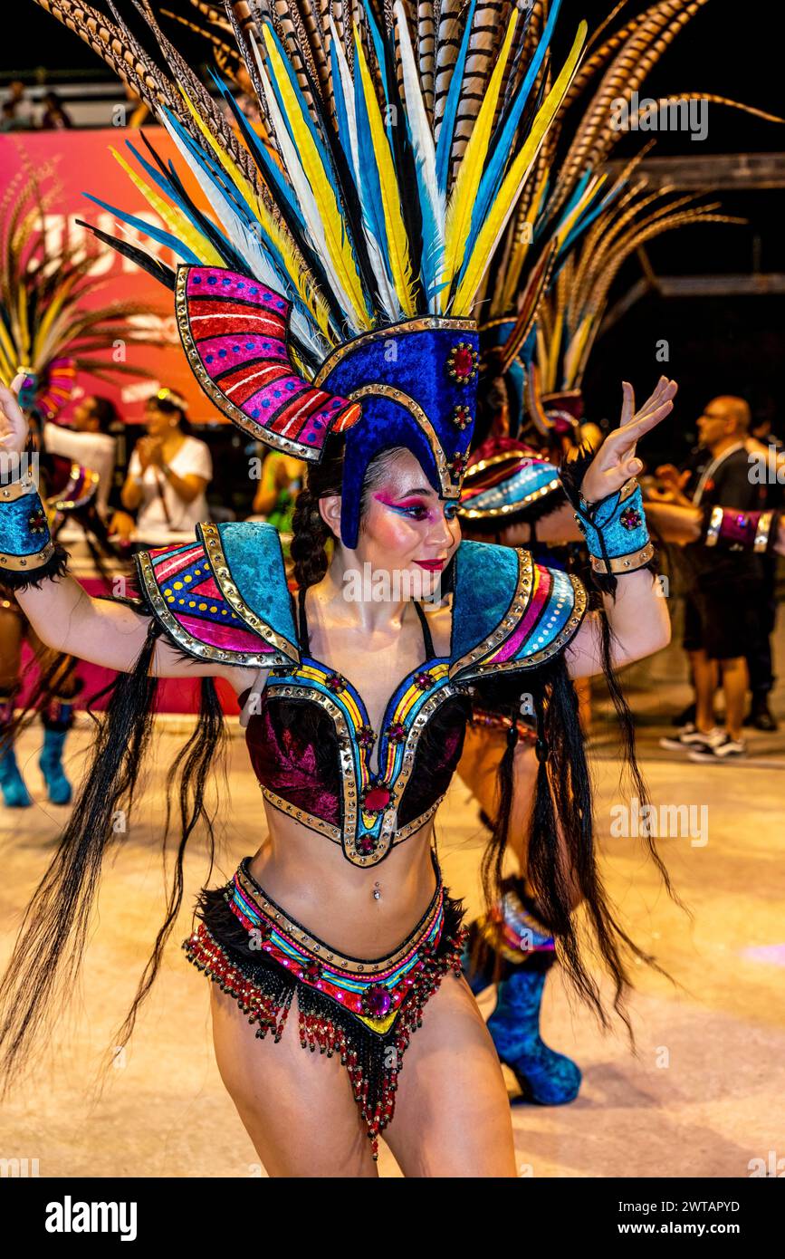Eine wunderschöne junge argentinische Frau tanzt im Corsodromo während des jährlichen Karnevals del Pais, Gualeguaychu, Provinz Entre Rios, Argentinien. Stockfoto