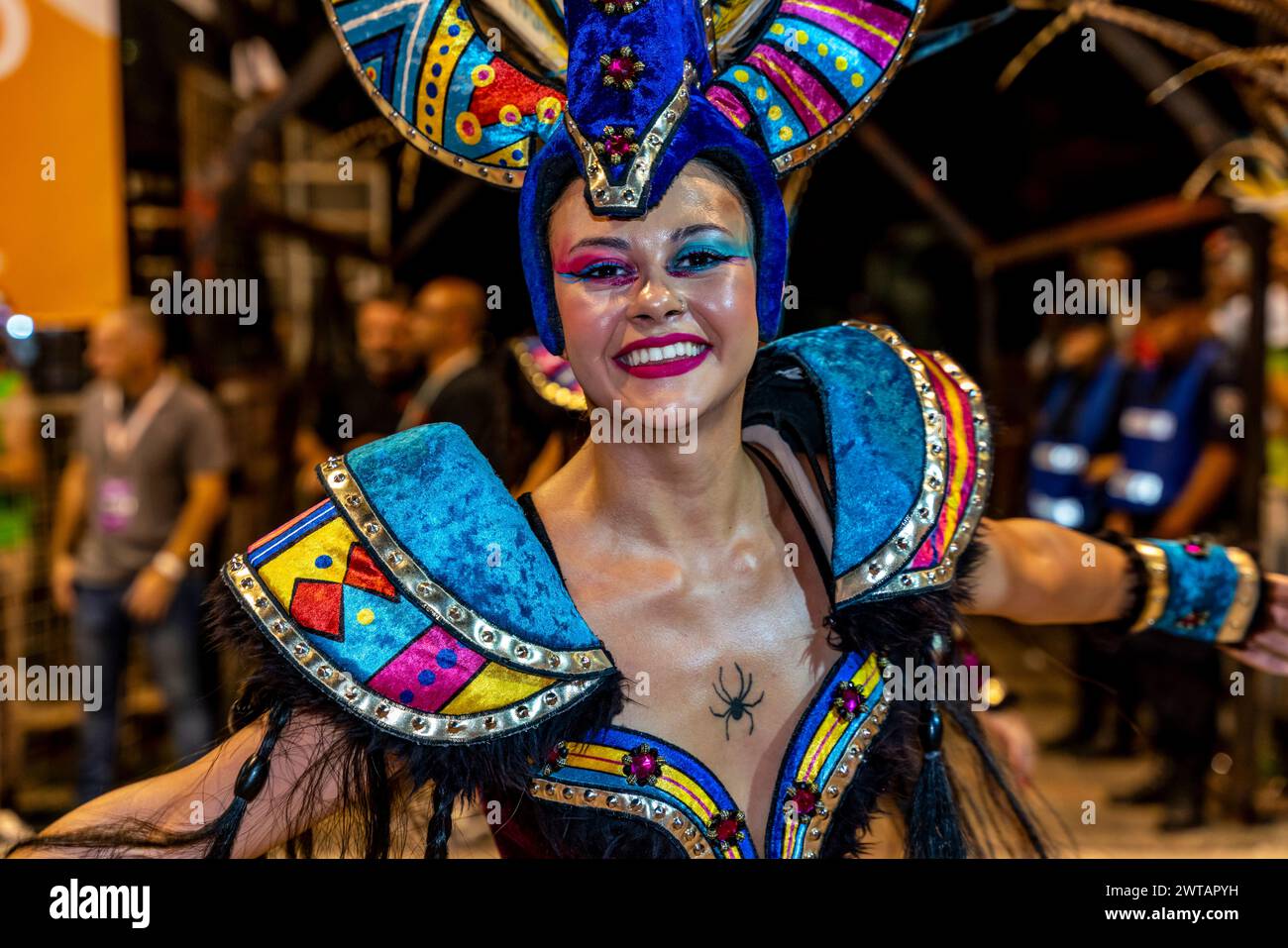 Eine wunderschöne junge argentinische Frau tanzt im Corsodromo während des jährlichen Karnevals del Pais, Gualeguaychu, Provinz Entre Rios, Argentinien. Stockfoto