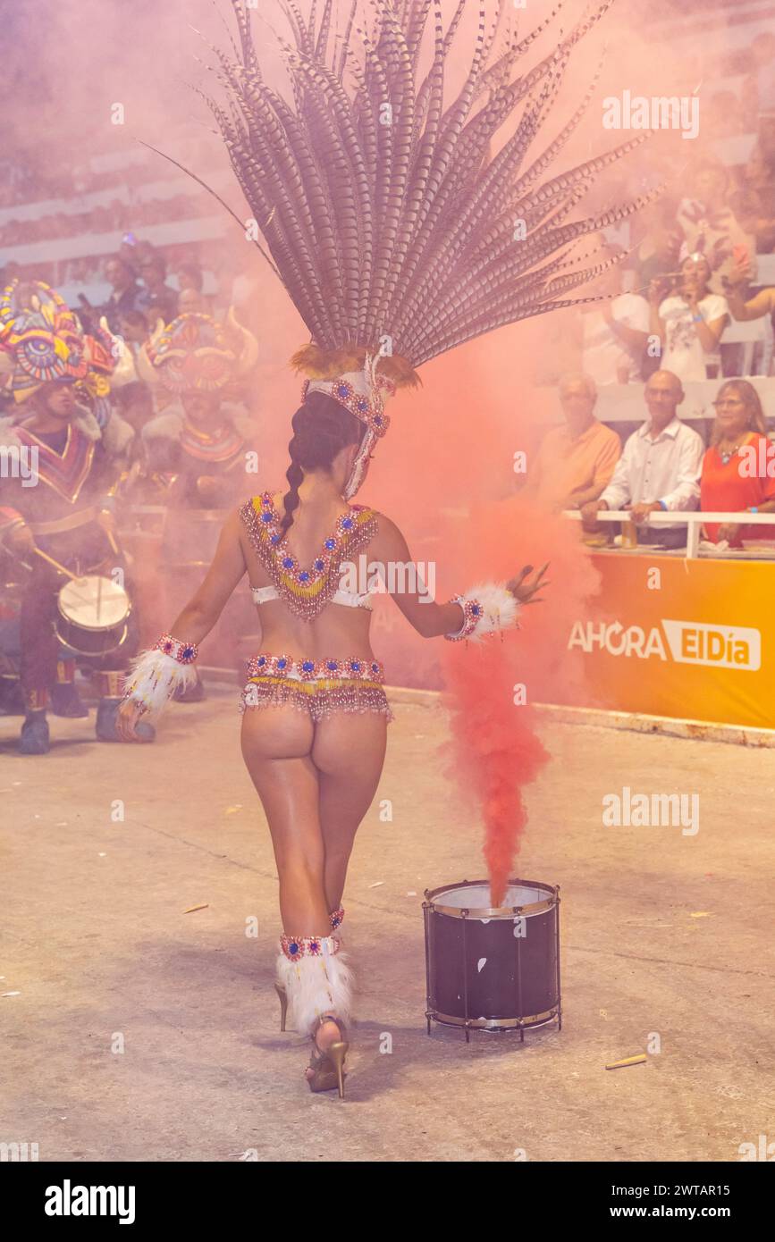 Eine wunderschöne junge argentinische Frau tanzt im Corsodromo während des jährlichen Karnevals del Pais, Gualeguaychu, Provinz Entre Rios, Argentinien. Stockfoto