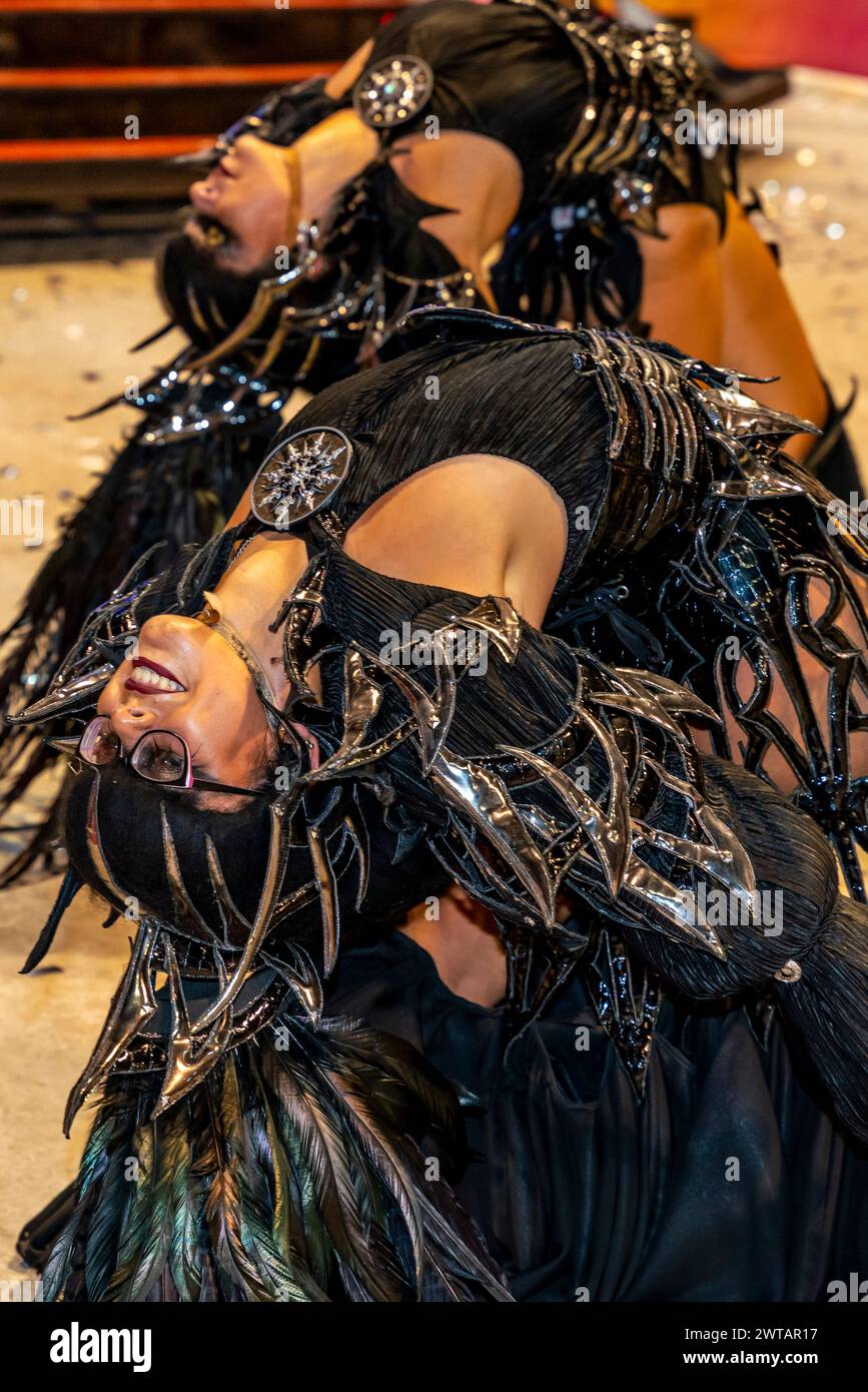 Wunderschöne junge argentinische Frauen tanzen im Corsodromo während des jährlichen Karnevals del Pais, Gualeguaychu, Provinz Entre Rios, Argentinien. Stockfoto