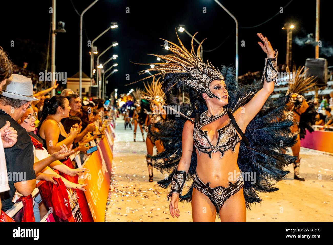 Eine wunderschöne junge argentinische Frau tanzt im Corsodromo während des jährlichen Karnevals del Pais, Gualeguaychu, Provinz Entre Rios, Argentinien. Stockfoto
