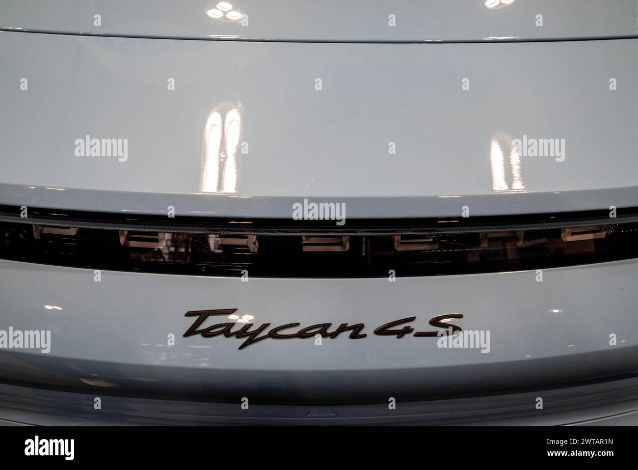 Der Porsche Taycan 4S ist ein Hochleistungs-Elektrosportwagen, der für seine aufregende Beschleunigung, sein luxuriöses Design und seine beeindruckende Reichweite bekannt ist Stockfoto