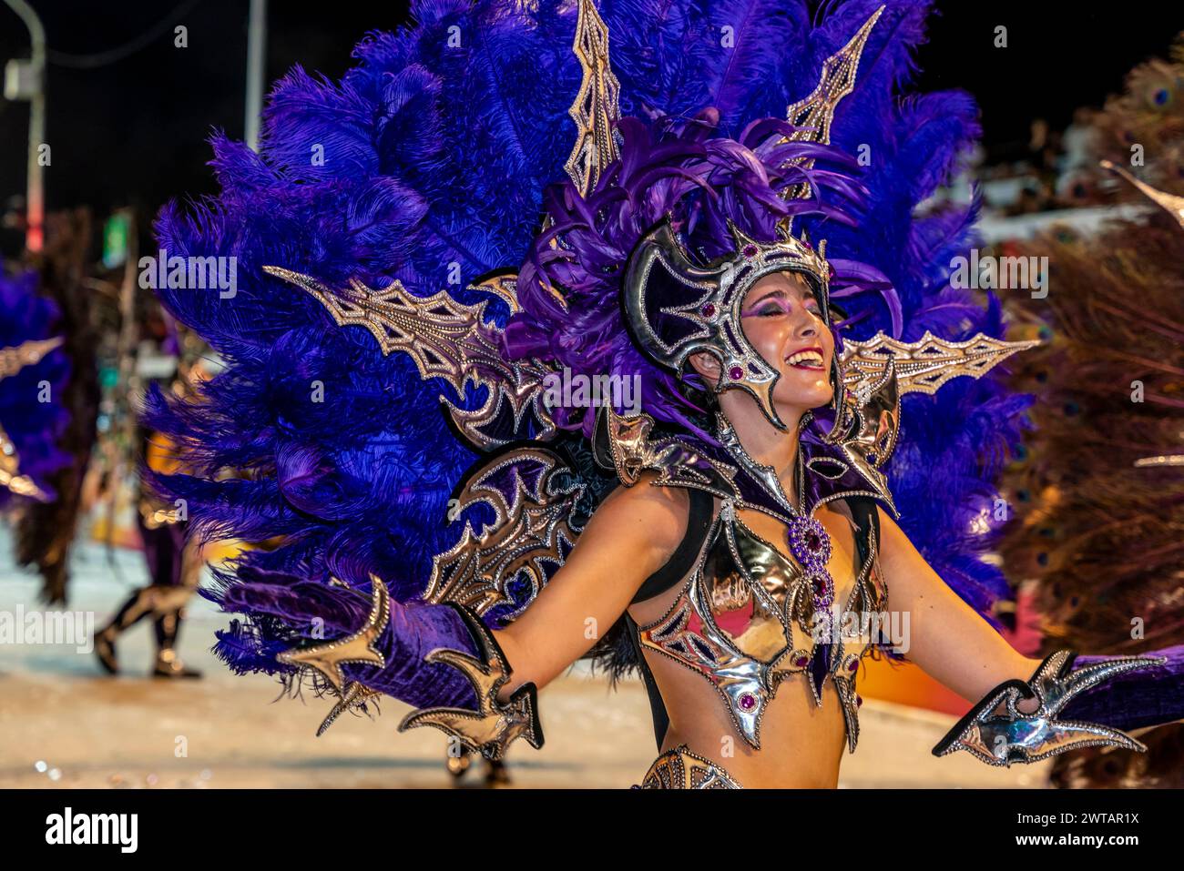 Eine wunderschöne junge argentinische Frau tanzt im Corsodromo während des jährlichen Karnevals del Pais, Gualeguaychu, Provinz Entre Rios, Argentinien. Stockfoto