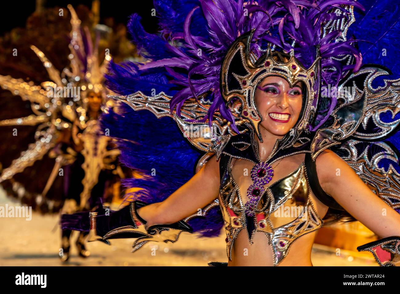 Eine wunderschöne junge argentinische Frau tanzt im Corsodromo während des jährlichen Karnevals del Pais, Gualeguaychu, Provinz Entre Rios, Argentinien. Stockfoto
