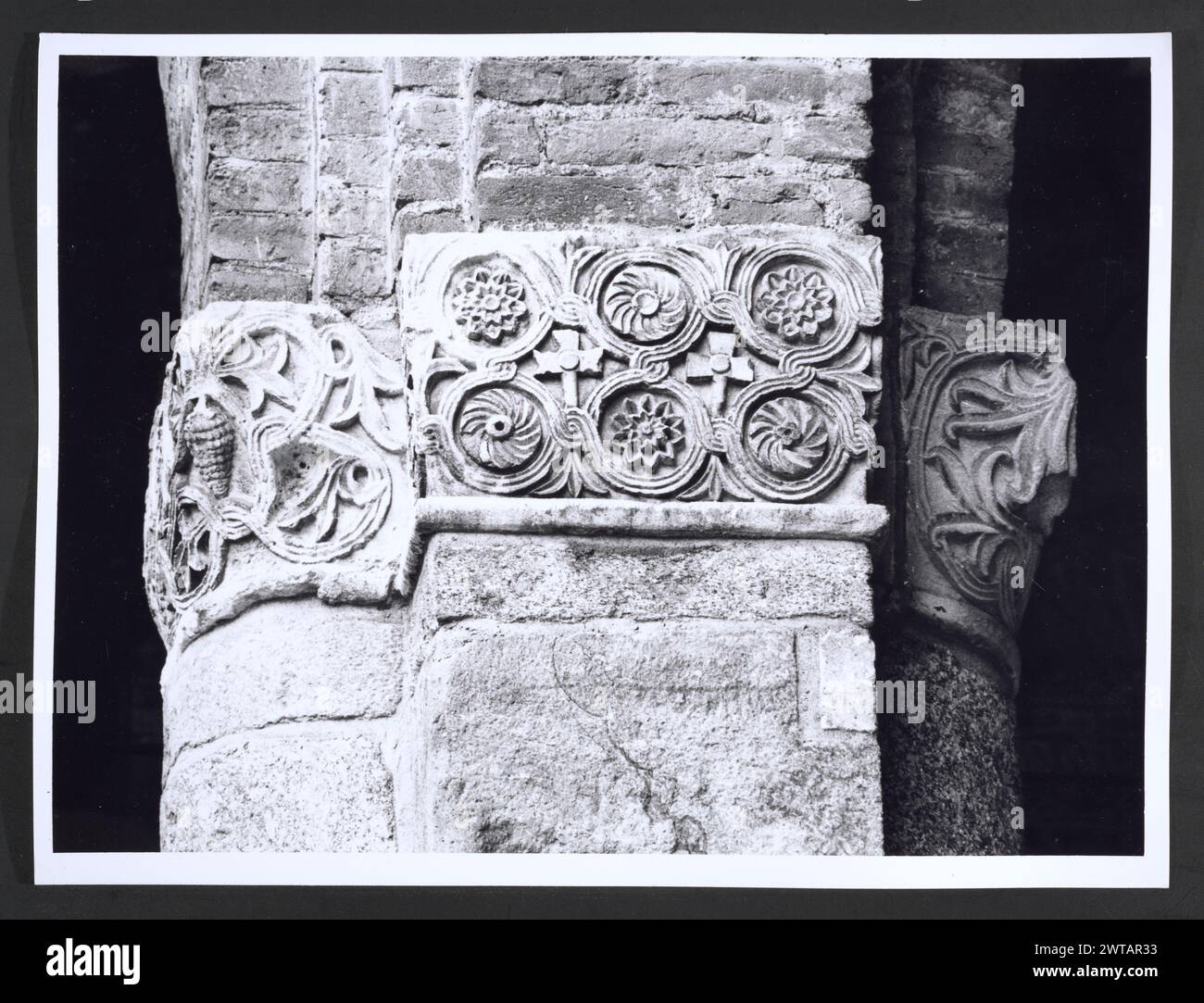 Lombardei Milano Milan S. Ambrogio15. Hutzel, Max 1960-1990 Mittelalter: 386-389 von S. Ambrogio, Bischof zur Zeit des Kaisers Teodosio, gegründet. Umgebaut 789, 859, 1098-1128, 1196. Die Dekoration der Basilika veränderte sich im Laufe der Jahrhunderte drastisch, bis 1858, als sie wieder in den ursprünglichen Aspekt zurückkehrte. Die Restaurierung dauerte bis 1890. Außenansicht der Architektur und architektonischen Skulpturen, von denen einige wiederverwendete römische Fragmente und architektonische Elemente enthalten. Der in Deutschland geborene Fotograf und Gelehrte Max Hutzel (1911–1988) fotografierte in Italien von den frühen 1960er Jahren bis zu seinem Tod. Das Ergebnis dieses Projekts, Ref Stockfoto