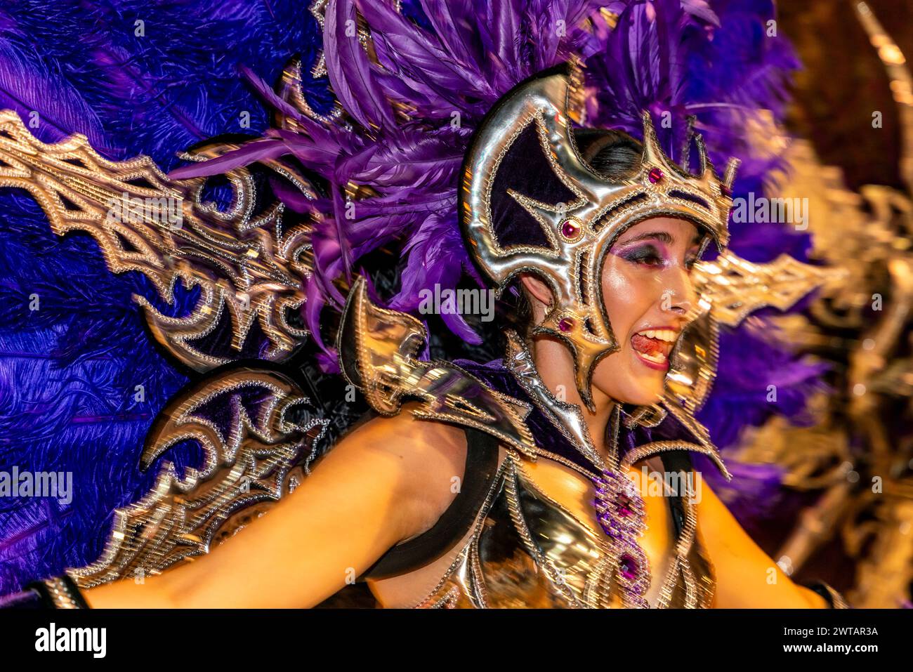 Eine wunderschöne junge argentinische Frau tanzt im Corsodromo während des jährlichen Karnevals del Pais, Gualeguaychu, Provinz Entre Rios, Argentinien. Stockfoto