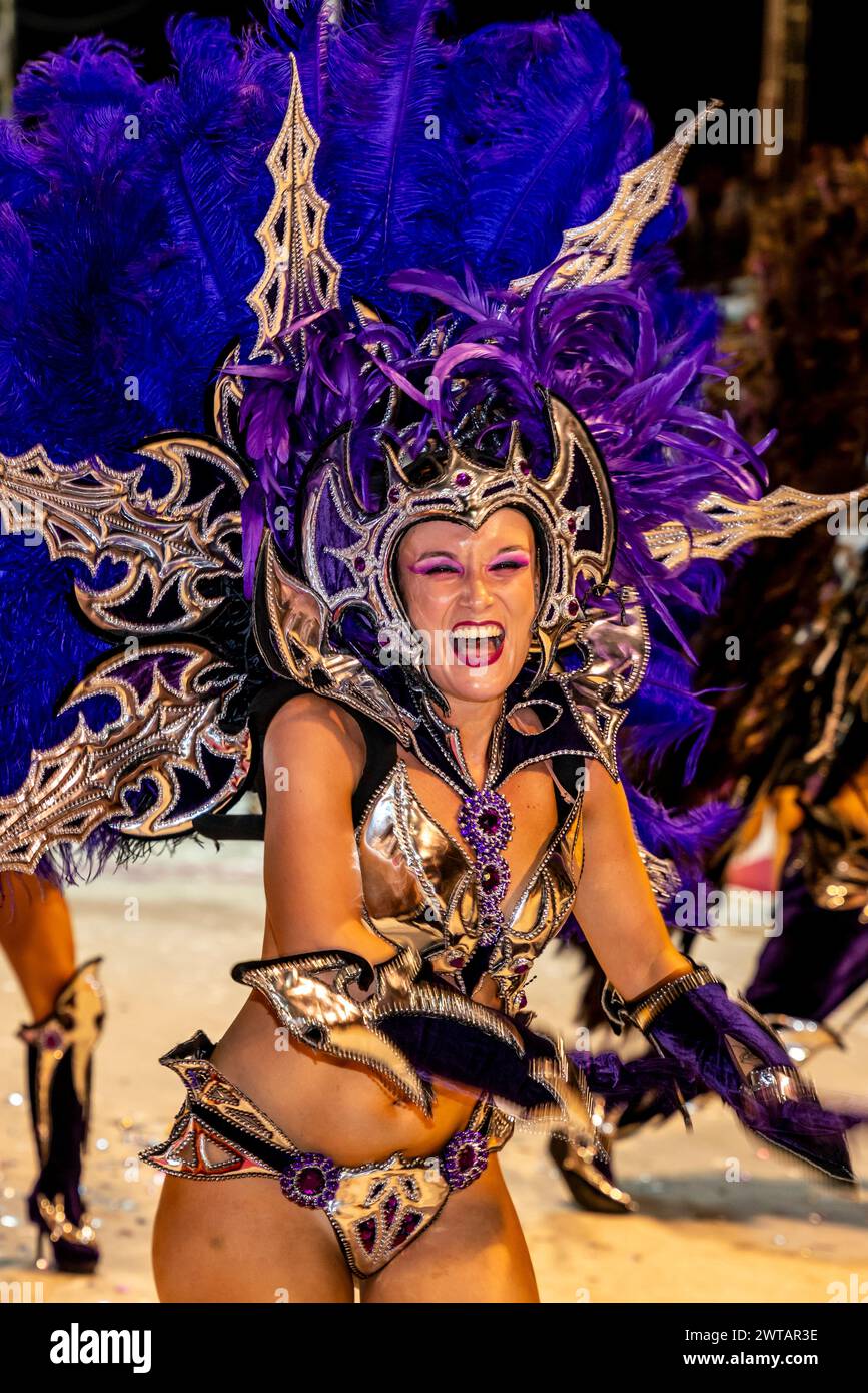 Eine wunderschöne junge argentinische Frau tanzt im Corsodromo während des jährlichen Karnevals del Pais, Gualeguaychu, Provinz Entre Rios, Argentinien. Stockfoto