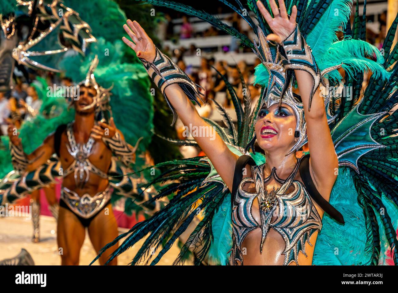 Eine wunderschöne junge argentinische Frau tanzt im Corsodromo während des jährlichen Karnevals del Pais, Gualeguaychu, Provinz Entre Rios, Argentinien. Stockfoto