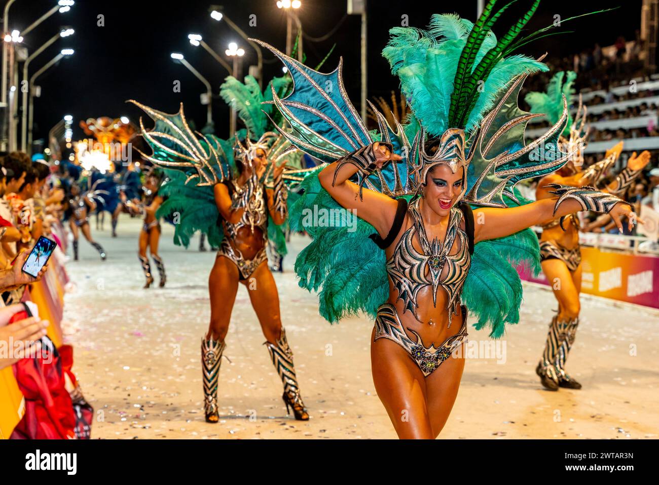 Eine wunderschöne junge argentinische Frau tanzt im Corsodromo während des jährlichen Karnevals del Pais, Gualeguaychu, Provinz Entre Rios, Argentinien. Stockfoto
