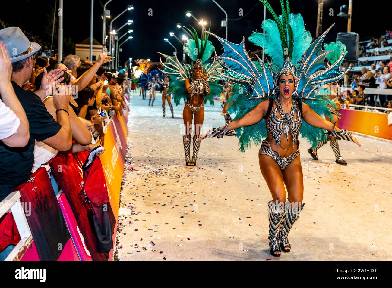 Eine wunderschöne junge argentinische Frau tanzt im Corsodromo während des jährlichen Karnevals del Pais, Gualeguaychu, Provinz Entre Rios, Argentinien. Stockfoto