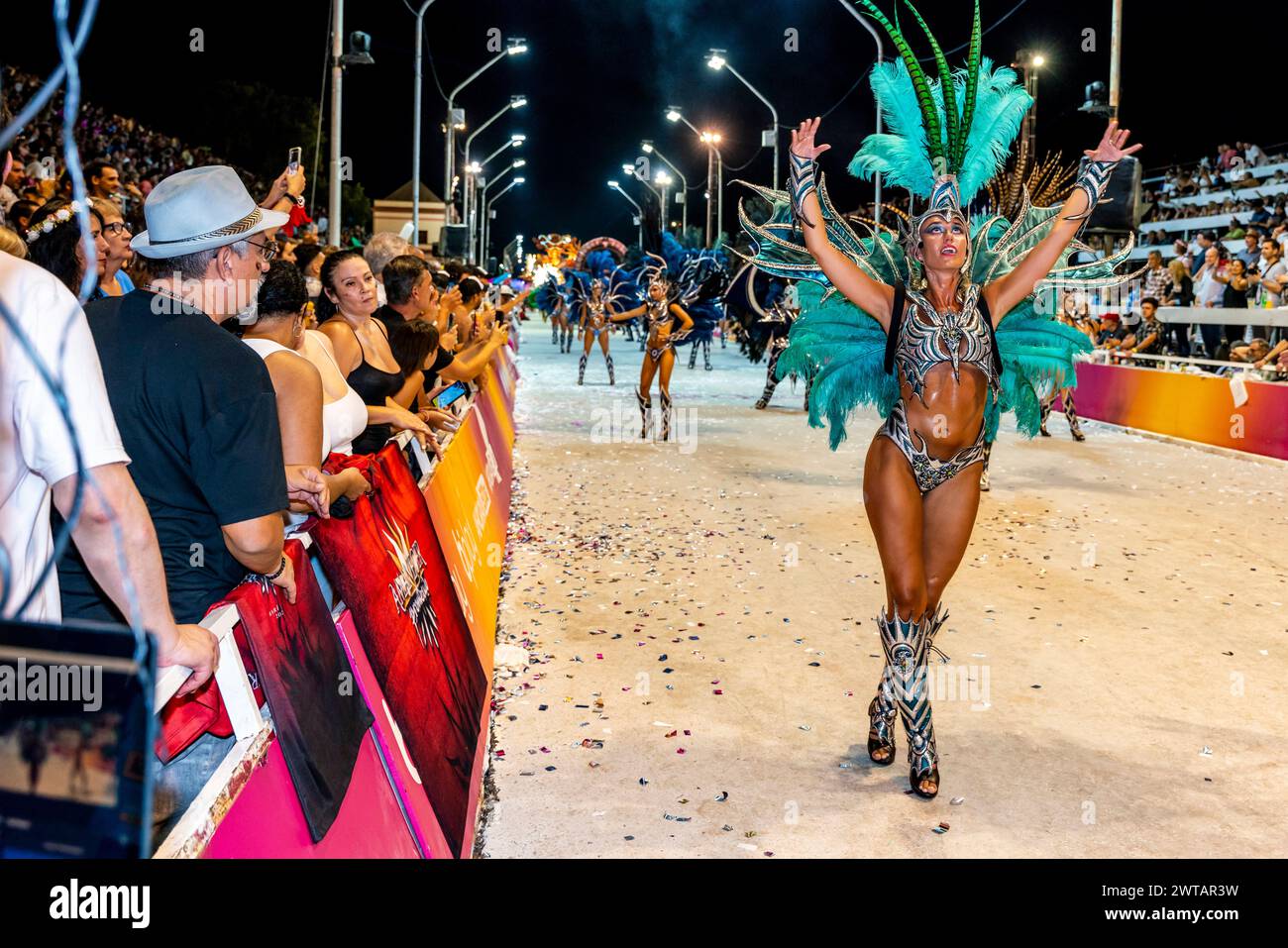 Eine wunderschöne junge argentinische Frau tanzt im Corsodromo während des jährlichen Karnevals del Pais, Gualeguaychu, Provinz Entre Rios, Argentinien. Stockfoto