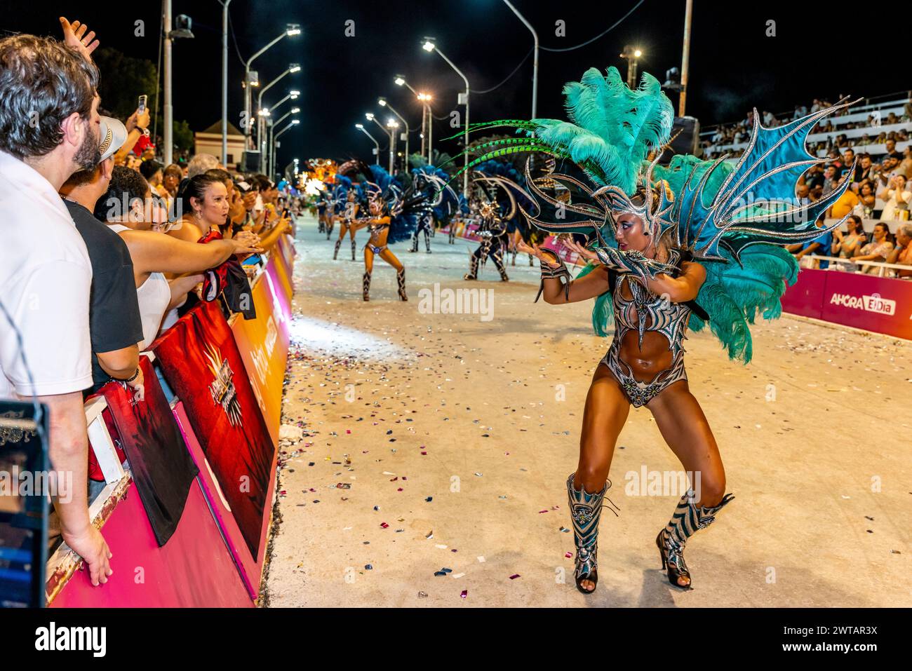 Eine wunderschöne junge argentinische Frau tanzt im Corsodromo während des jährlichen Karnevals del Pais, Gualeguaychu, Provinz Entre Rios, Argentinien. Stockfoto