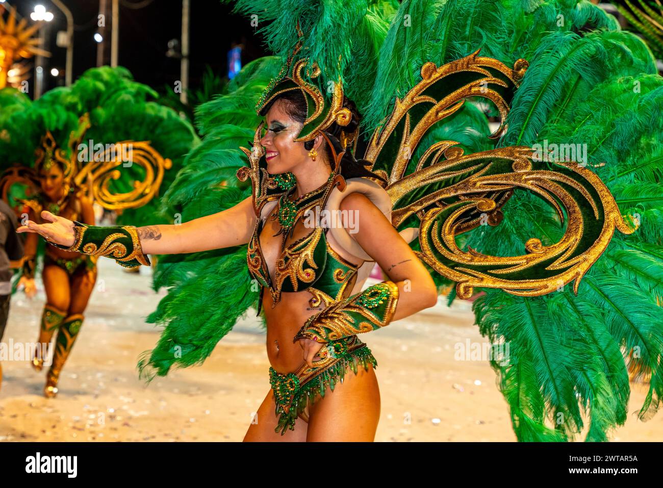 Eine wunderschöne junge argentinische Frau tanzt im Corsodromo während des jährlichen Karnevals del Pais, Gualeguaychu, Provinz Entre Rios, Argentinien. Stockfoto