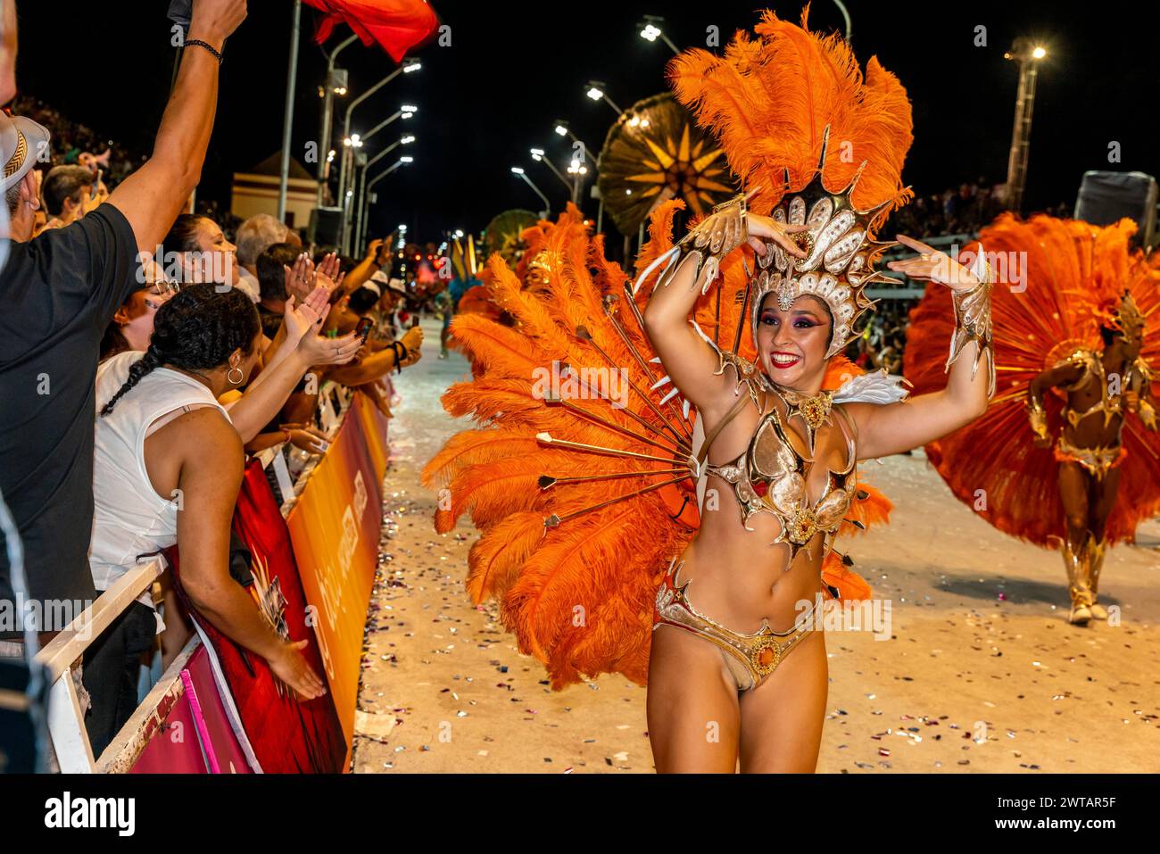 Eine wunderschöne junge argentinische Frau tanzt im Corsodromo während des jährlichen Karnevals del Pais, Gualeguaychu, Provinz Entre Rios, Argentinien. Stockfoto