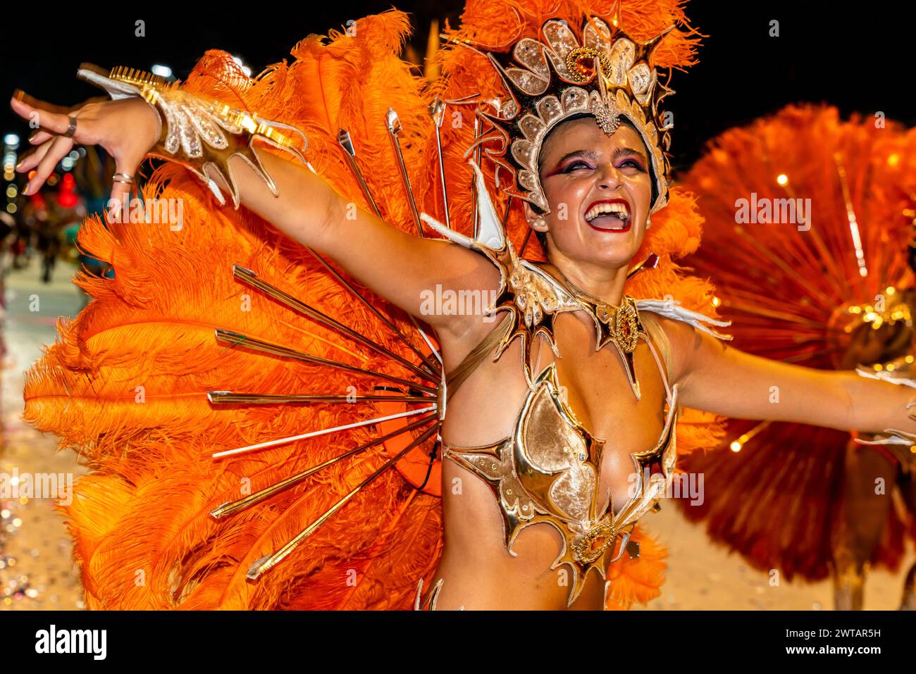 Eine wunderschöne junge argentinische Frau tanzt im Corsodromo während des jährlichen Karnevals del Pais, Gualeguaychu, Provinz Entre Rios, Argentinien. Stockfoto