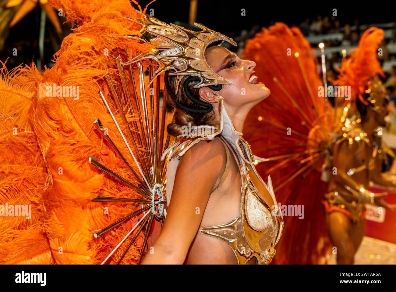 Eine wunderschöne junge argentinische Frau tanzt im Corsodromo während des jährlichen Karnevals del Pais, Gualeguaychu, Provinz Entre Rios, Argentinien. Stockfoto