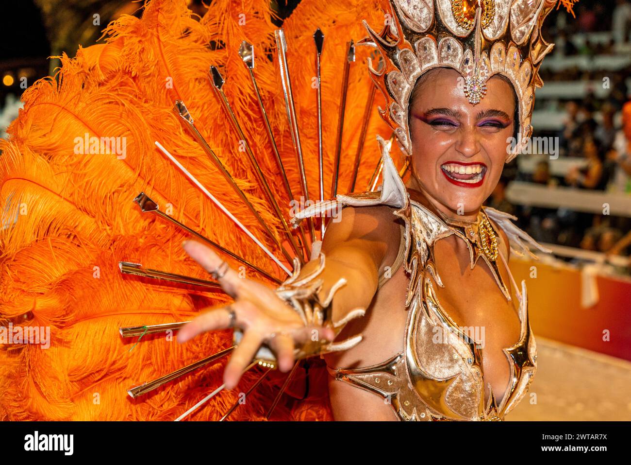 Eine wunderschöne junge argentinische Frau tanzt im Corsodromo während des jährlichen Karnevals del Pais, Gualeguaychu, Provinz Entre Rios, Argentinien. Stockfoto