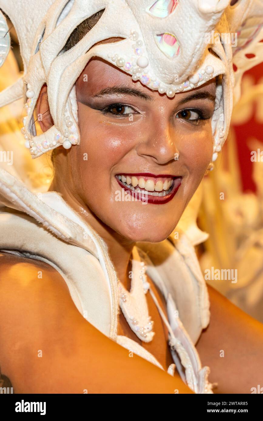 Eine wunderschöne junge argentinische Frau tanzt im Corsodromo während des jährlichen Karnevals del Pais, Gualeguaychu, Provinz Entre Rios, Argentinien. Stockfoto
