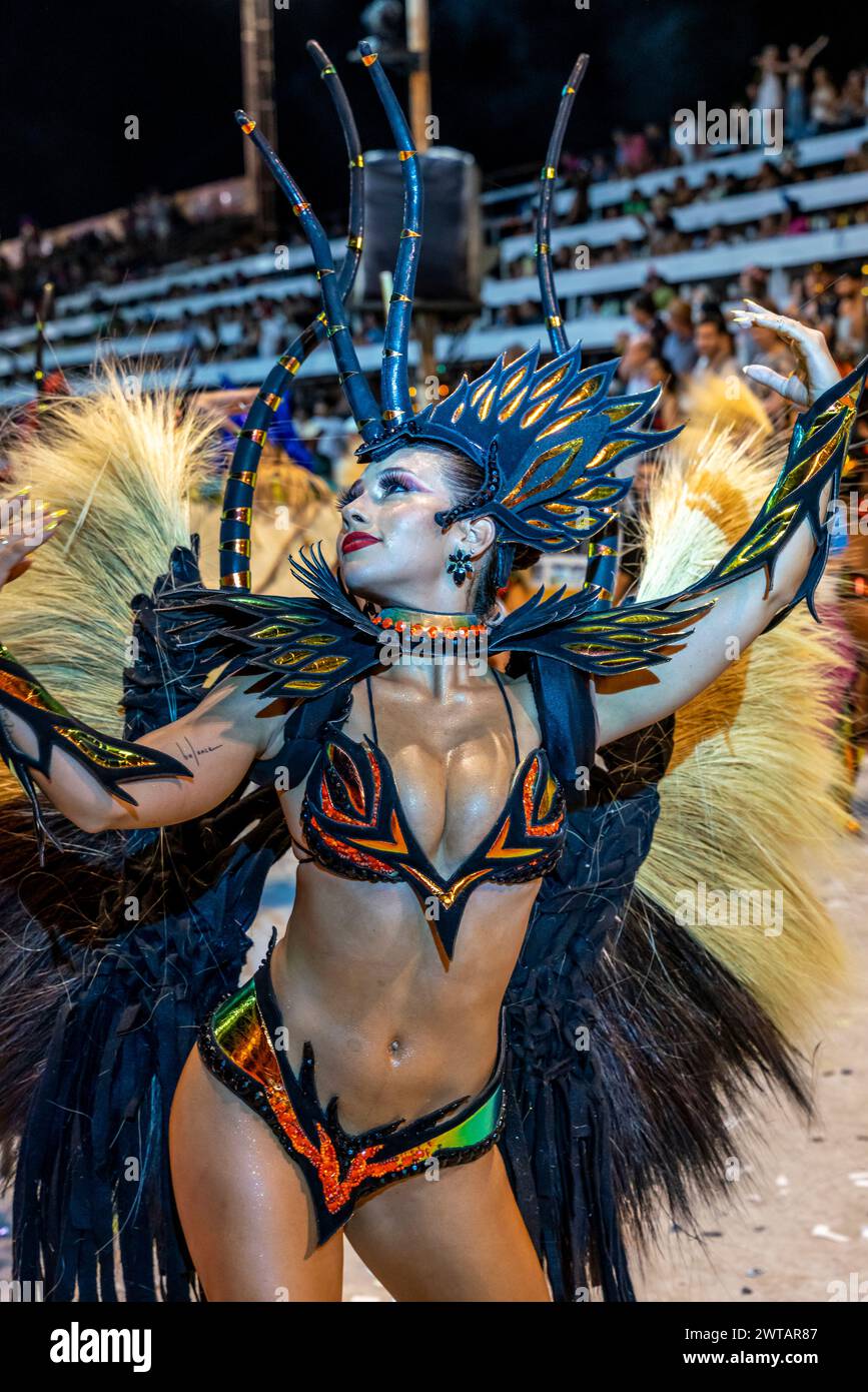 Eine wunderschöne junge argentinische Frau tanzt im Corsodromo während des jährlichen Karnevals del Pais, Gualeguaychu, Provinz Entre Rios, Argentinien. Stockfoto