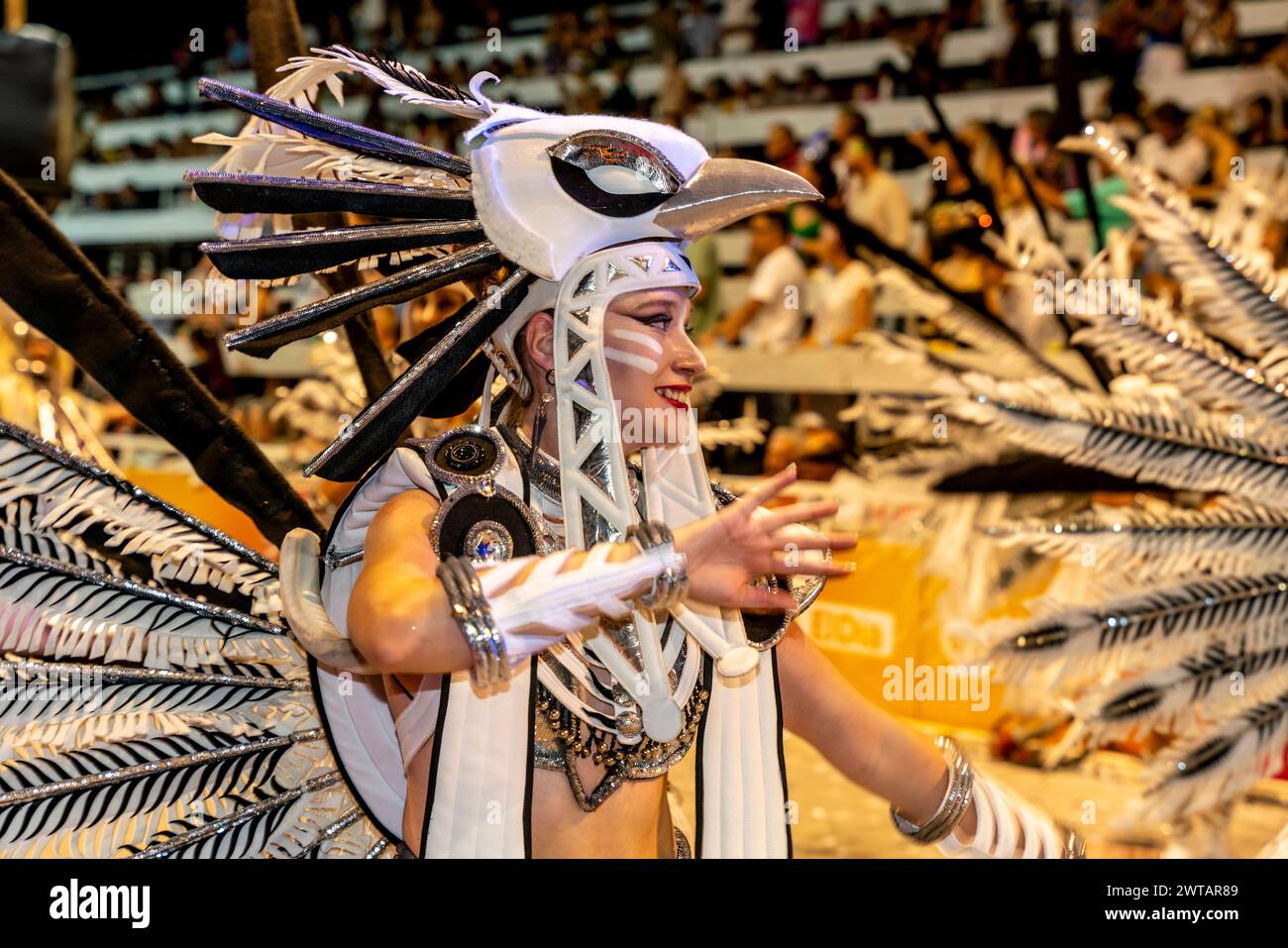 Eine wunderschöne junge argentinische Frau tanzt im Corsodromo während des jährlichen Karnevals del Pais, Gualeguaychu, Provinz Entre Rios, Argentinien. Stockfoto