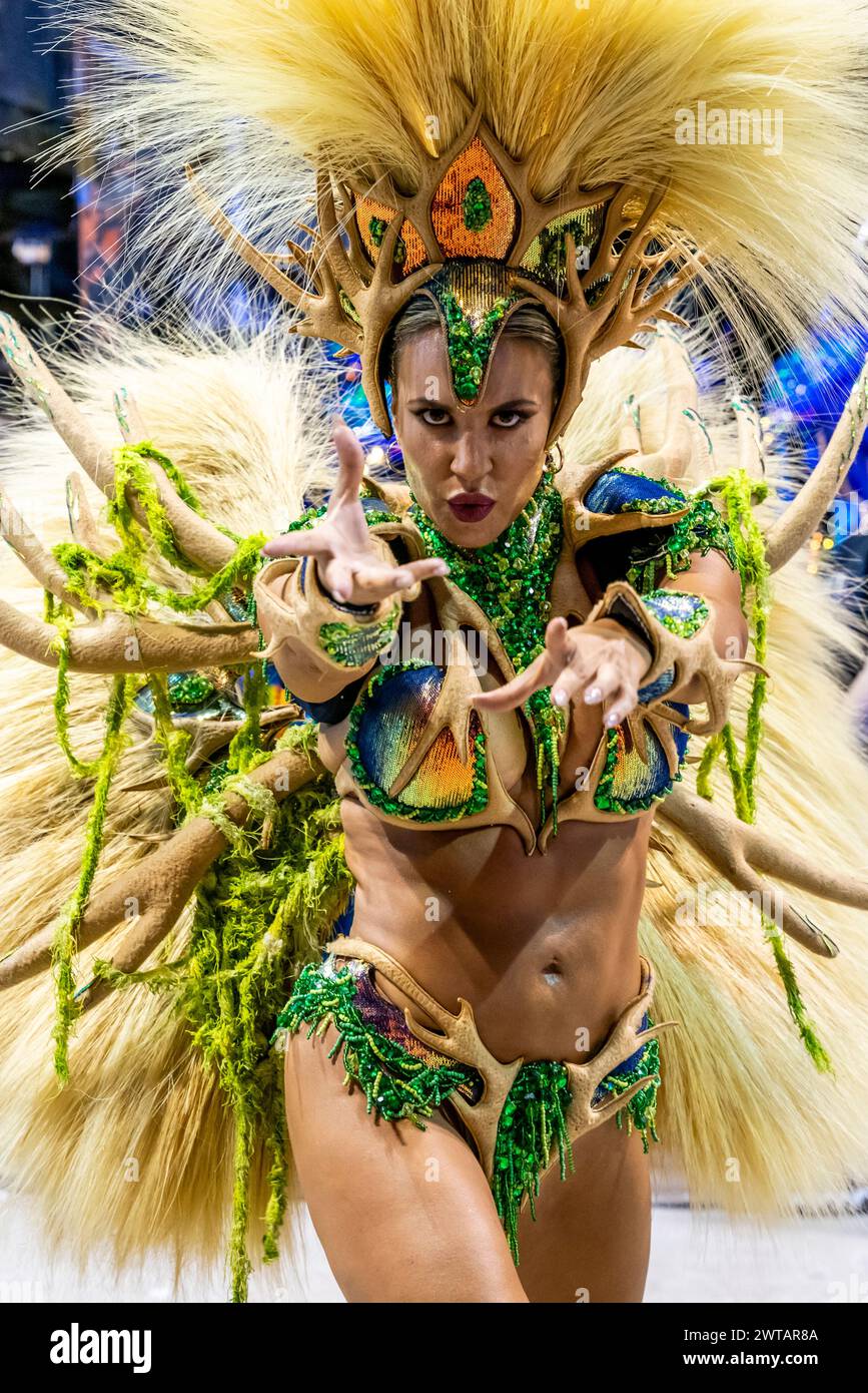 Eine wunderschöne junge argentinische Frau tanzt im Corsodromo während des jährlichen Karnevals del Pais, Gualeguaychu, Provinz Entre Rios, Argentinien. Stockfoto