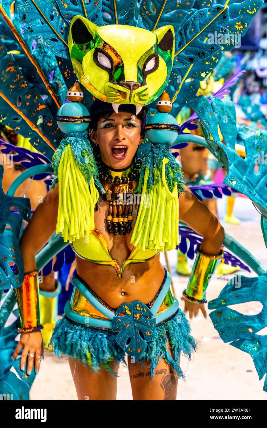 Eine wunderschöne junge argentinische Frau tanzt im Corsodromo während des jährlichen Karnevals del Pais, Gualeguaychu, Provinz Entre Rios, Argentinien. Stockfoto