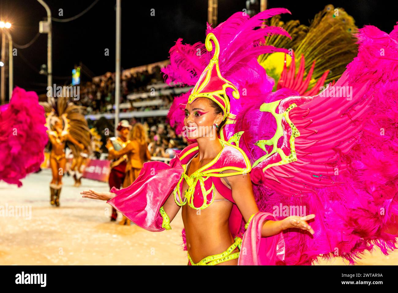Eine wunderschöne junge argentinische Frau tanzt im Corsodromo während des jährlichen Karnevals del Pais, Gualeguaychu, Provinz Entre Rios, Argentinien. Stockfoto