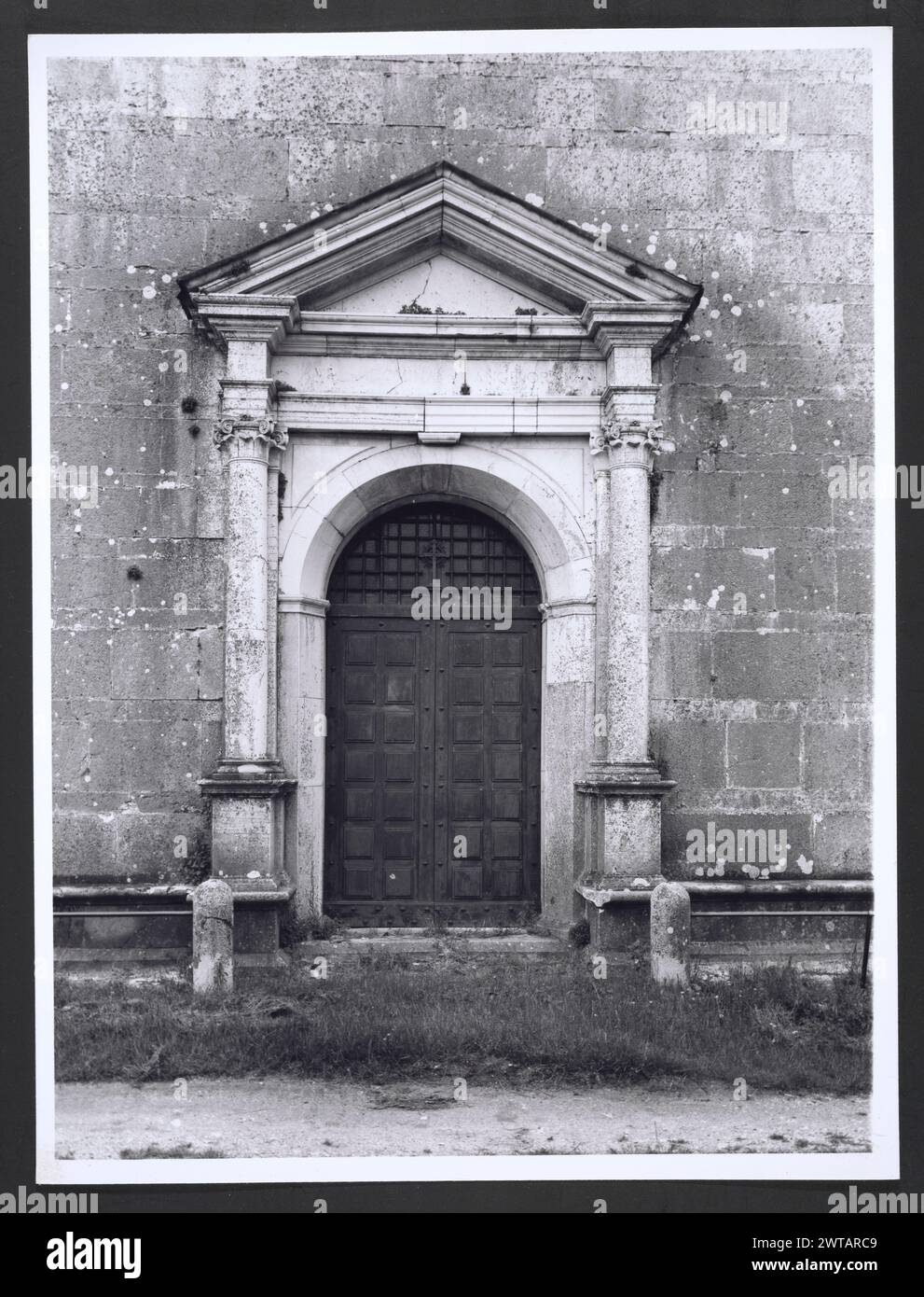 Marches Macerata Visso Santuario di Macereto2. Hutzel, Max 1960-1990 Außenaufnahmen des Tempels und anderer Gebäude im Heiligtum-Komplex. Der Tempel ist im Stil von Bramante gehalten, wurde aber von Giovanni Battista da Lugano entworfen. Es gibt viele Fotos der äußeren architektonischen Details. Innenfotos zeigen den Gewölbe und die Kuppel sowie den „Tempietto“ oder Baldacchino im klassischen Stil, der unter der Kuppel steht. Objektnotizen: Hutzel Foto Kampagnennotizen sind undatiert. Der in Deutschland geborene Fotograf und Gelehrte Max Hutzel (1911–1988) fotografierte in Italien von den frühen 1960er Jahren bis zu seinem Tod Stockfoto