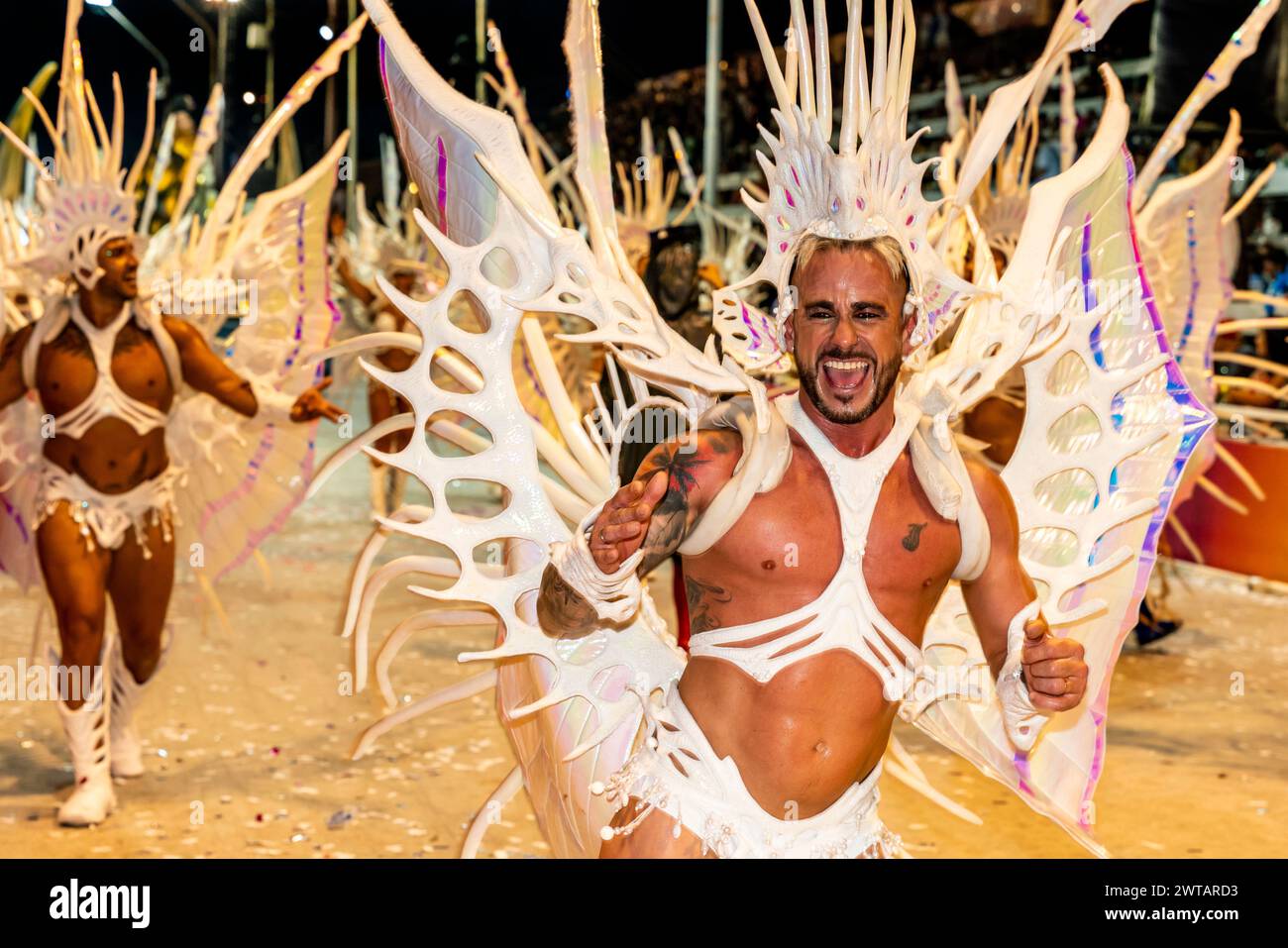 Ein junger argentinischer Mann in Kostümen, der im Corsodromo während des jährlichen Karnevals del Pais, Gualeguaychu, Provinz Entre Rios, Argentinien, tanzt. Stockfoto