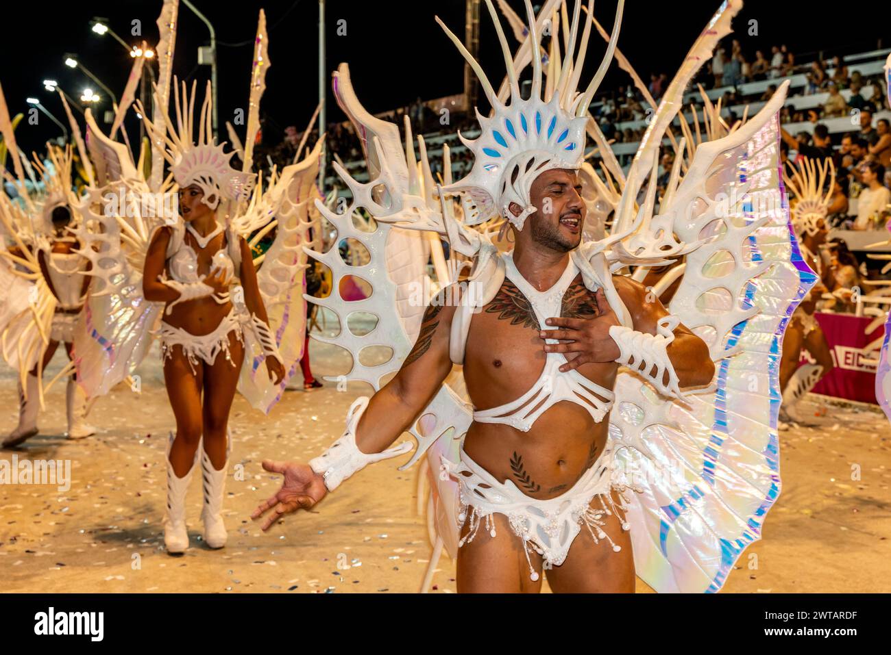 Ein gut aussehender junger argentinischer Mann tanzt im Corsodromo während des jährlichen Karnevals del Pais, Gualeguaychu, Provinz Entre Rios, Argentinien. Stockfoto