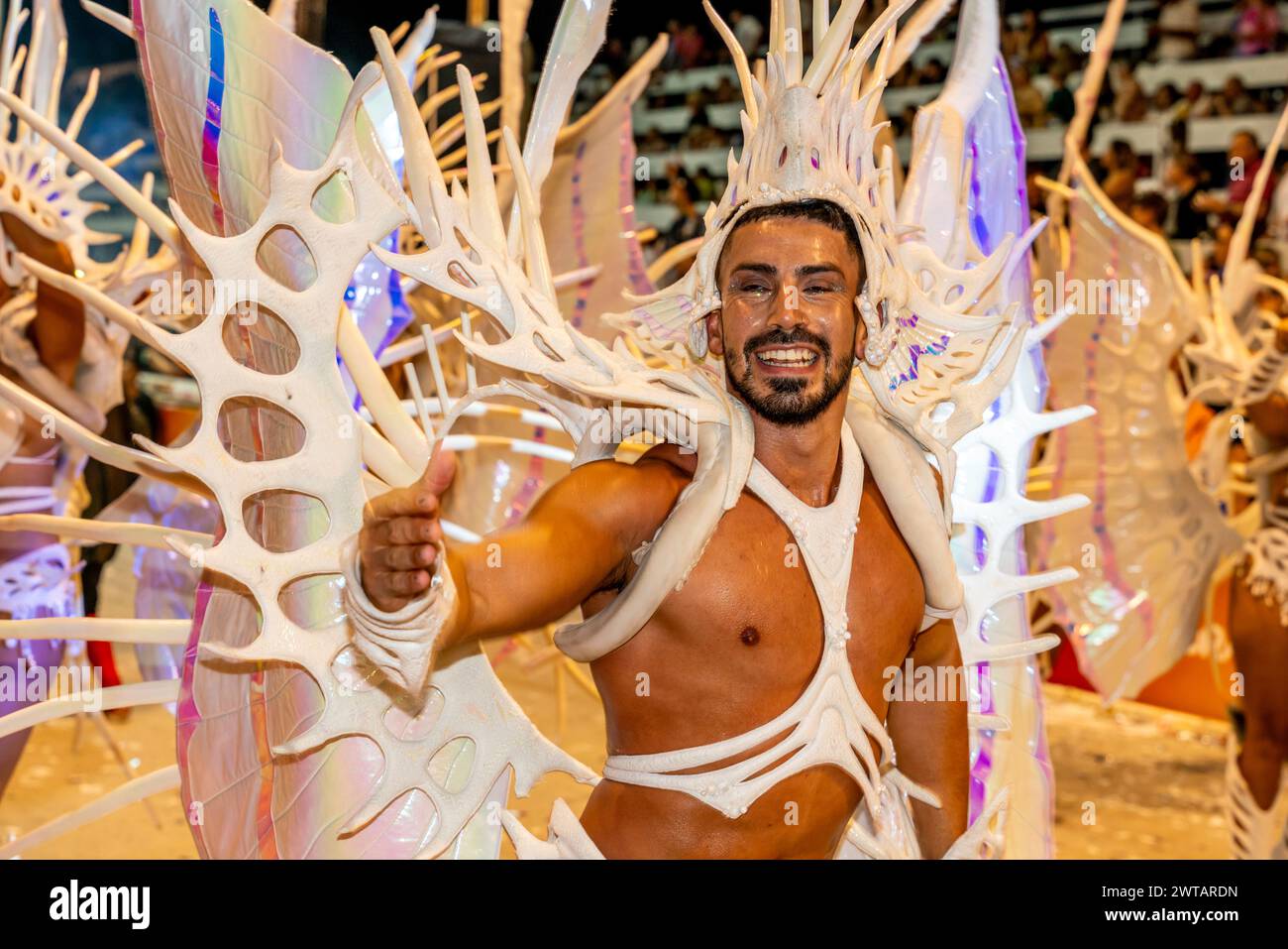 Ein gut aussehender junger argentinischer Mann tanzt im Corsodromo während des jährlichen Karnevals del Pais, Gualeguaychu, Provinz Entre Rios, Argentinien. Stockfoto