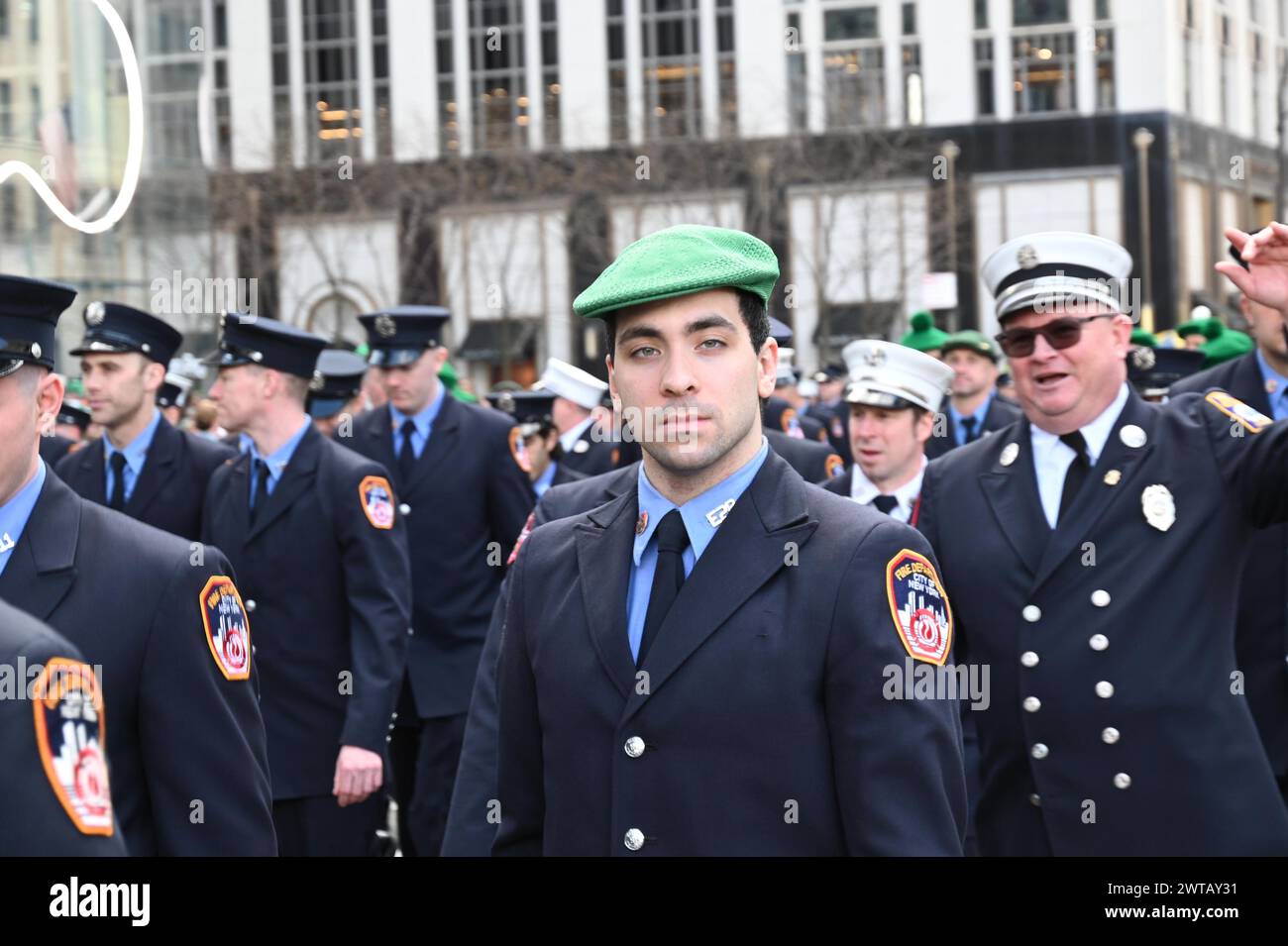 New York, New York, USA. März 2024. (NEU) New Yorks 263. St. Patrick's Day Parade. März. 2024, New York City, New York, USA. Heute Ist Das St.. Patrick's Day Parade zeigt Maggie Timoney. Grand Marshal der St.Patrick's Day Parade und erster CEO von Heinneken und jeder Bierfirma und Bürgermeister von New York City, Erick Adams. (Kreditbild: © Victor M. Matos/TheNEWS2 via ZUMA Press Wire) NUR REDAKTIONELLE VERWENDUNG! Nicht für kommerzielle ZWECKE! Stockfoto