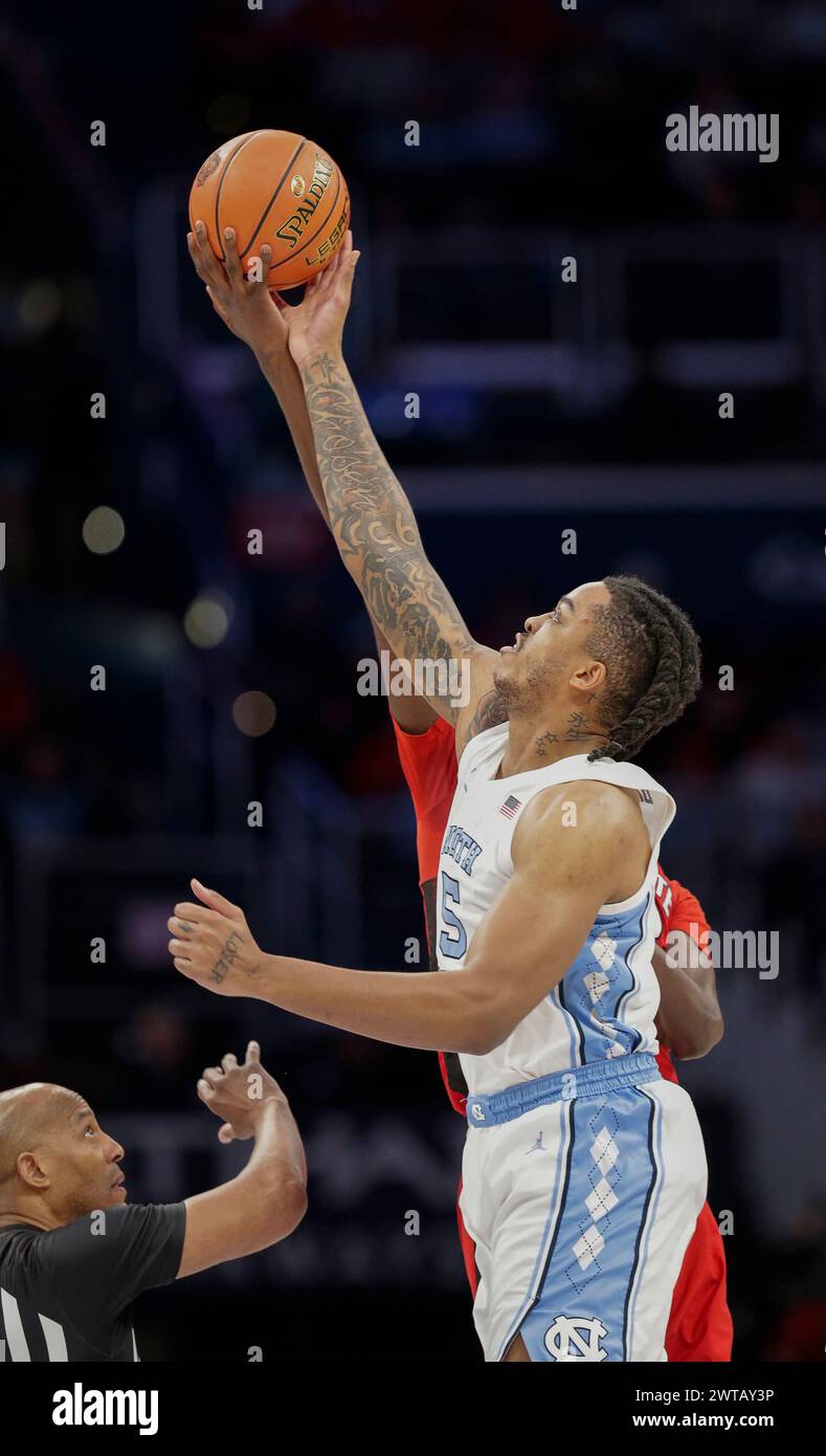 März 2024: Carolina Tarheels Stürmer (5) Armando Bacot trifft auf NC State Wolfpack Stürmer (23) Mohamed Diarra für den ersten Tipp während des Meisterschaftsspiels des ACC Men's Basketball Turniers zwischen der University of North Carolina Tarheels und dem NC State Wolfpack in der Capital One Arena in Washington. DC Justin Cooper/CSM Stockfoto