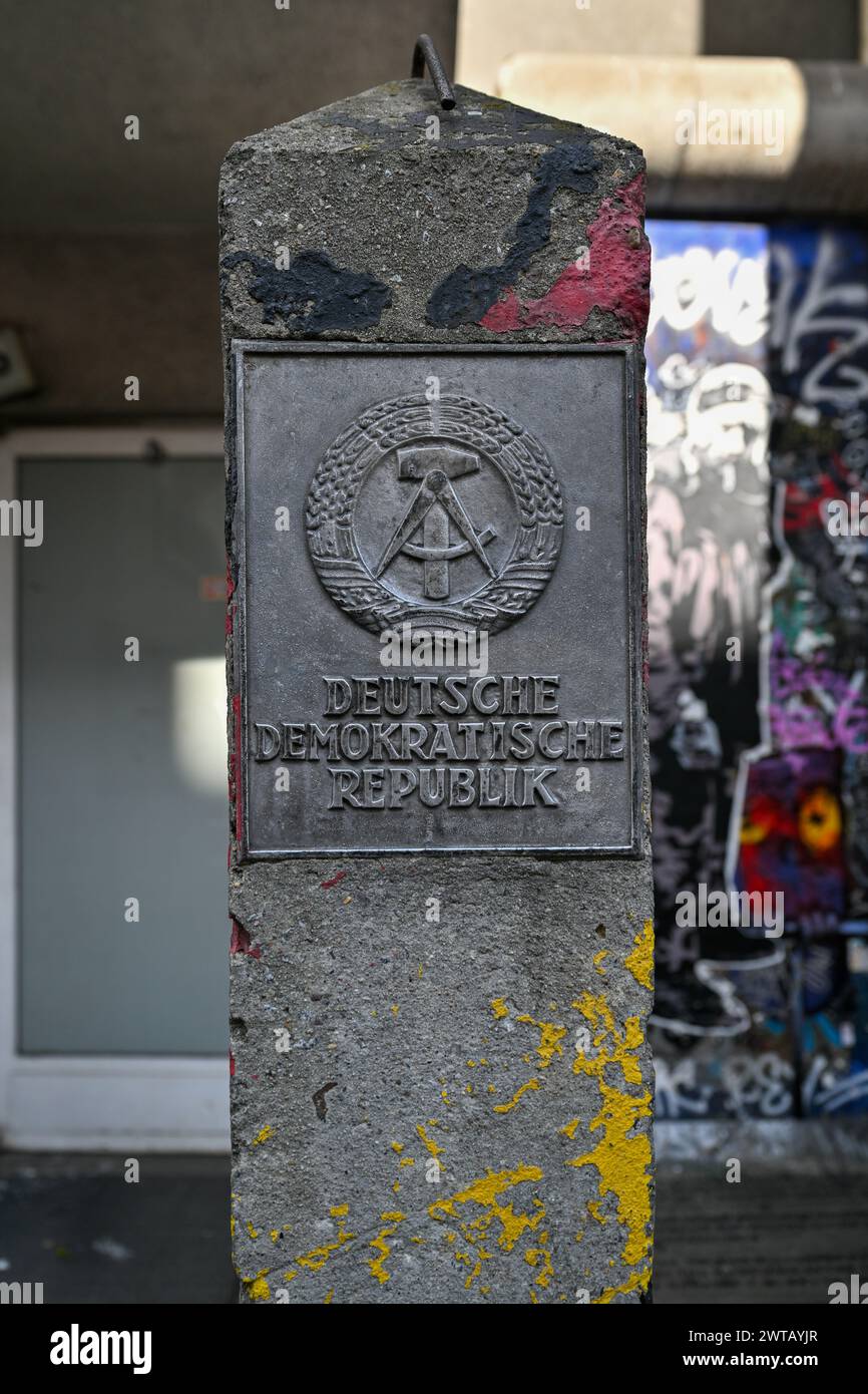 Säule an der ehemaligen innerdeutschen Grenze mit der Aufschrift „Deutsche Demokratische Republik“ Stockfoto