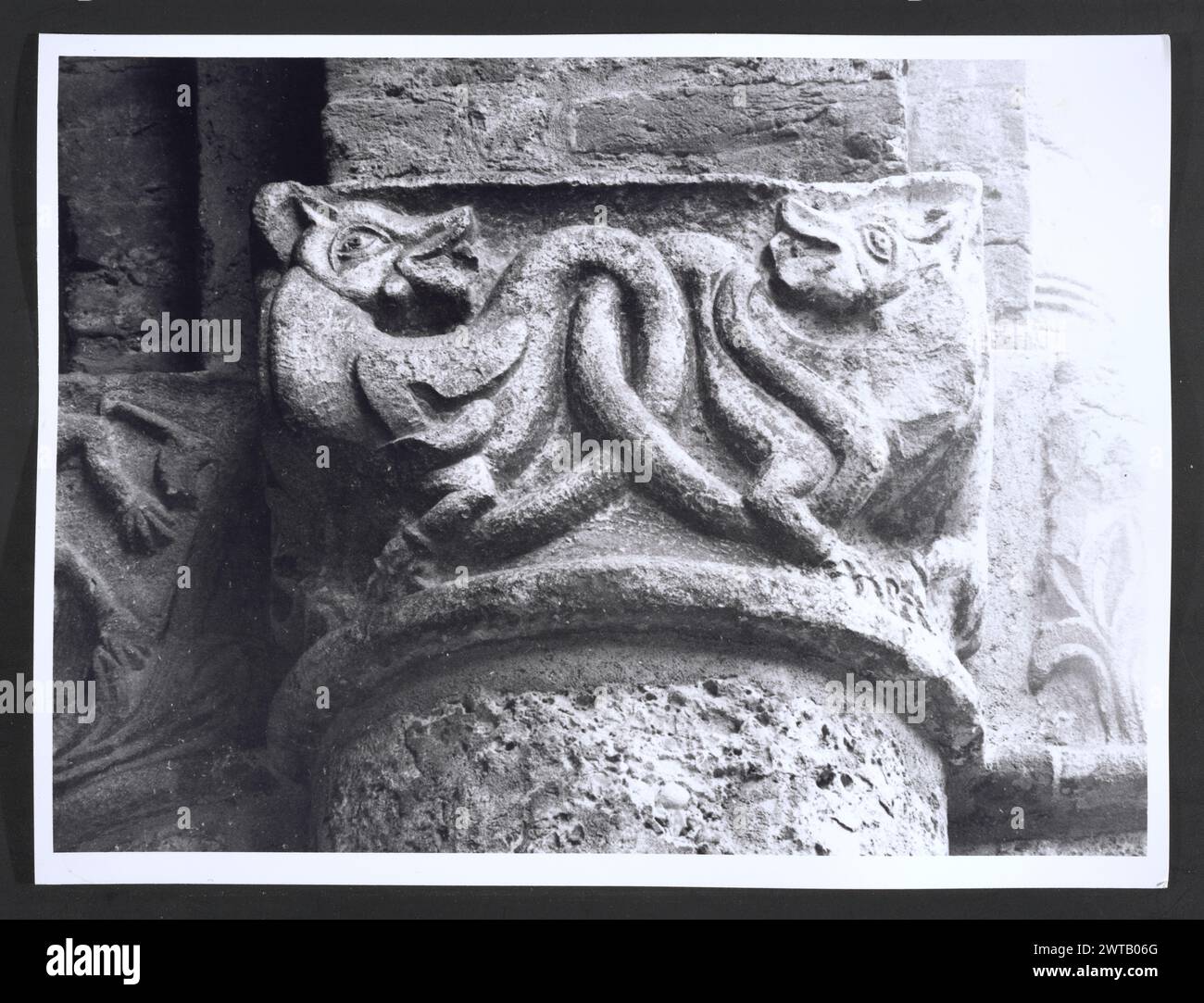 Lombardei Milano Milan S. Ambrogio17. Hutzel, Max 1960-1990 Mittelalter: 386-389 von S. Ambrogio, Bischof zur Zeit des Kaisers Teodosio, gegründet. Umgebaut 789, 859, 1098-1128, 1196. Die Dekoration der Basilika veränderte sich im Laufe der Jahrhunderte drastisch, bis 1858, als sie wieder in den ursprünglichen Aspekt zurückkehrte. Die Restaurierung dauerte bis 1890. Außenansicht der Architektur und architektonischen Skulpturen, von denen einige wiederverwendete römische Fragmente und architektonische Elemente enthalten. Der in Deutschland geborene Fotograf und Gelehrte Max Hutzel (1911–1988) fotografierte in Italien von den frühen 1960er Jahren bis zu seinem Tod. Das Ergebnis dieses Projekts, Ref Stockfoto