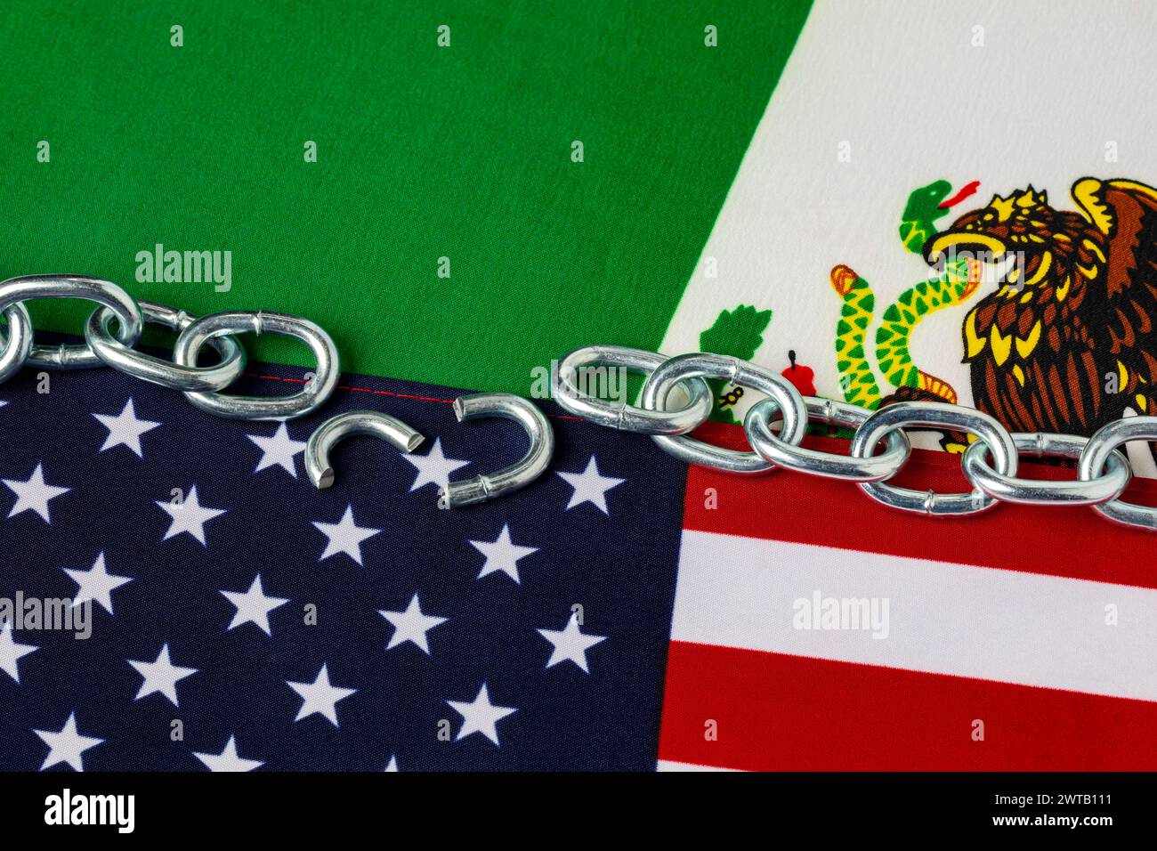 Fahnen der Vereinigten Staaten und Mexikos mit gebrochener Kette. Grenzsicherheit, Einwanderungsreform und Krisenkonzept für illegale Migranten. Stockfoto