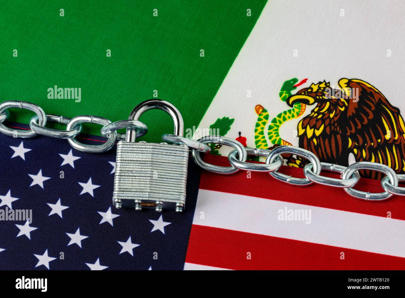 Fahnen der Vereinigten Staaten und Mexikos mit Kette und Schloss. Grenzsicherheit, Einwanderungsreform und Krisenkonzept für illegale Migranten. Stockfoto