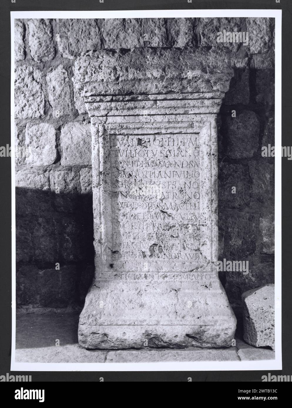 Lazio Viterbo Viterbo Museo Civico82. Hutzel, Max 1960-1990 Ansichten von Gemälden (Mittelalter bis 18. Jh.), Fresken, einem Tabernakel, Sarg, Skulpturenreliefs, Portalfragmente, Büsten, Skulpturen, Wandteppiche in der Pinacoteca, Galerie im zweiten Stock und Kreuzgang im zweiten Stock. Antiquitäten: Viele Ansichten von etruskischen und römischen Fragmenten, Skulpturen, Sarkophage, Töpferwaren, Masken, Schmuck und andere Gegenstände, die in der Lagerabfolge gefunden wurden (Inventarnummern auf der Rückseite der Drucke), sowie die Sequenzen Cloister, Second Floor Cloister, Valle Giulia, Sala Romana und Sala Etrusca. Allgemeine Hinweise: Es gibt Stockfoto