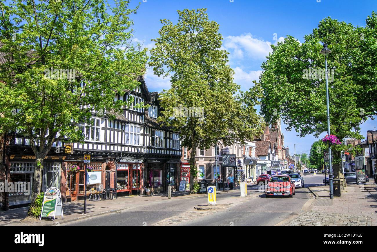 Die High Street, die Hauptverkehrsstraße im Stadtzentrum von Berkhamsted, liegt an einer vorrömischen Straße, die unter dem sächsischen Namen Akeman Street bekannt ist Stockfoto