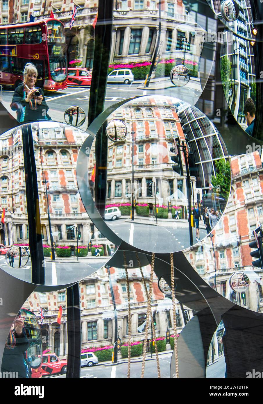 Reflexionen von Gebäuden in der Piccadilly Street im Schaufensterfenster mit mehreren konkaven Spiegeln - London, Großbritannien Stockfoto