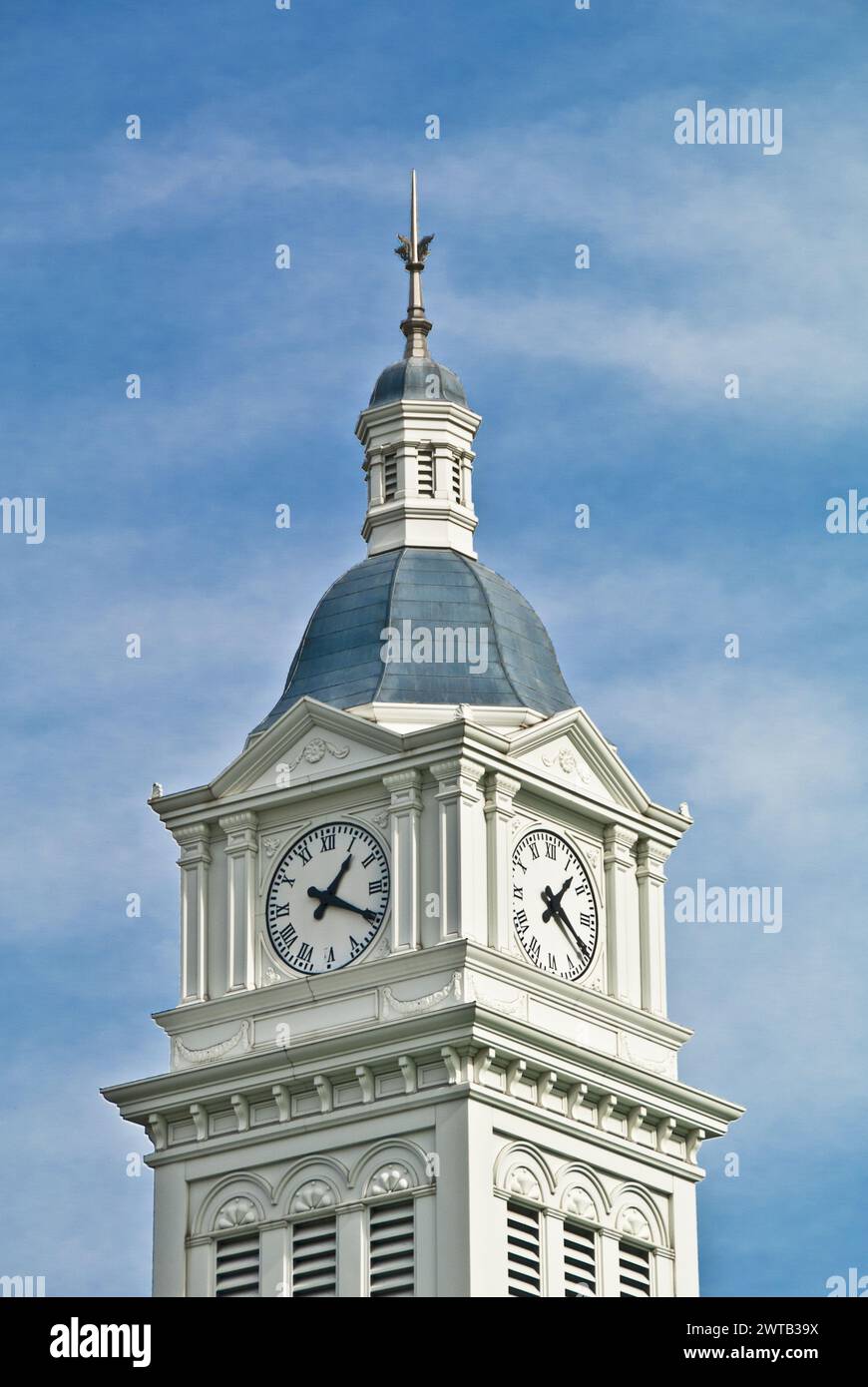 Der Uhrenturm auf dem Nassau County Courthouse wurde 1891 erbaut und ist das älteste Gerichtsgebäude in Dauerbetrieb - Fernandina Beach auf Amelia Island in Florida Stockfoto