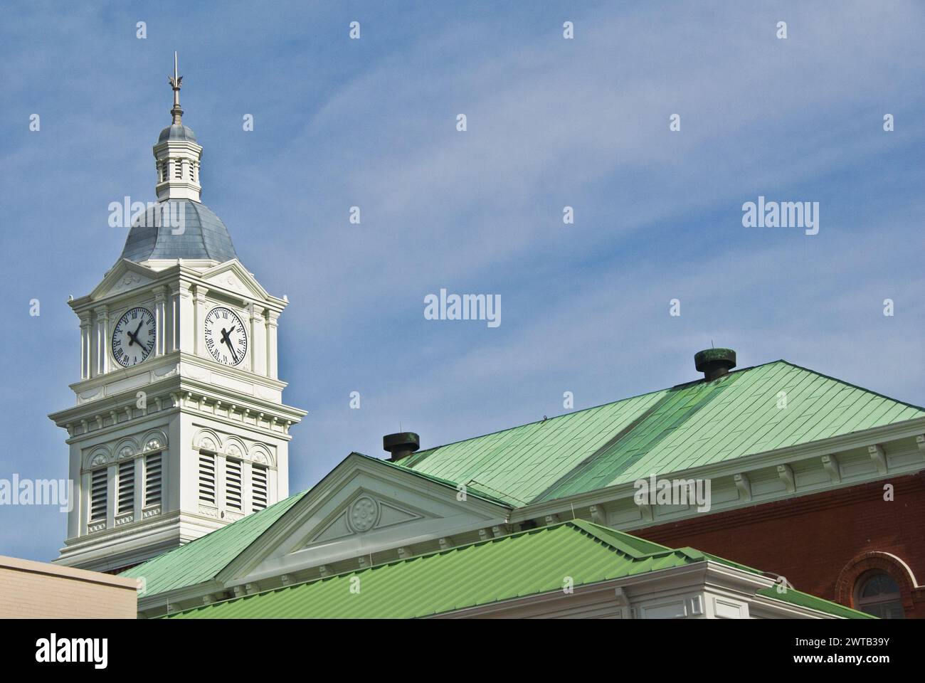 Der Uhrenturm auf dem Nassau County Courthouse wurde 1891 erbaut und ist das älteste Gerichtsgebäude in Dauerbetrieb - Fernandina Beach auf Amelia Island in Florida Stockfoto